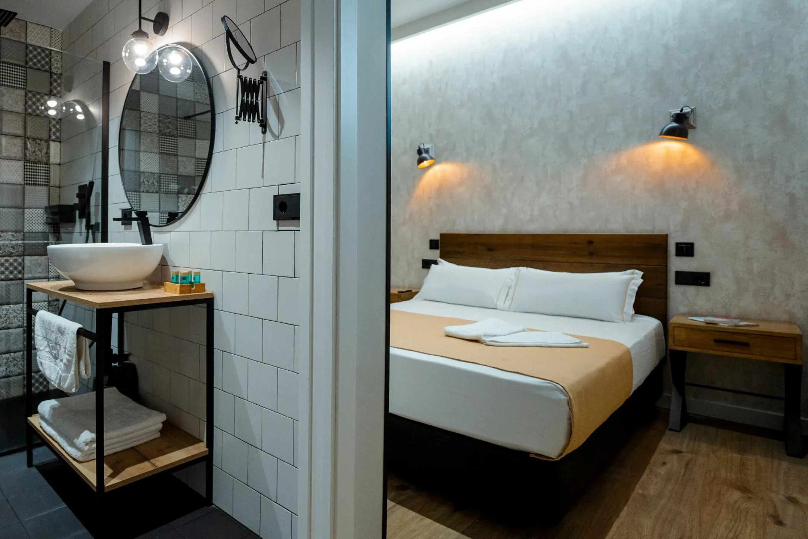 Shower, Bed in Aparthotel Luz de Gades - Suites Spa Gym - Adults Only