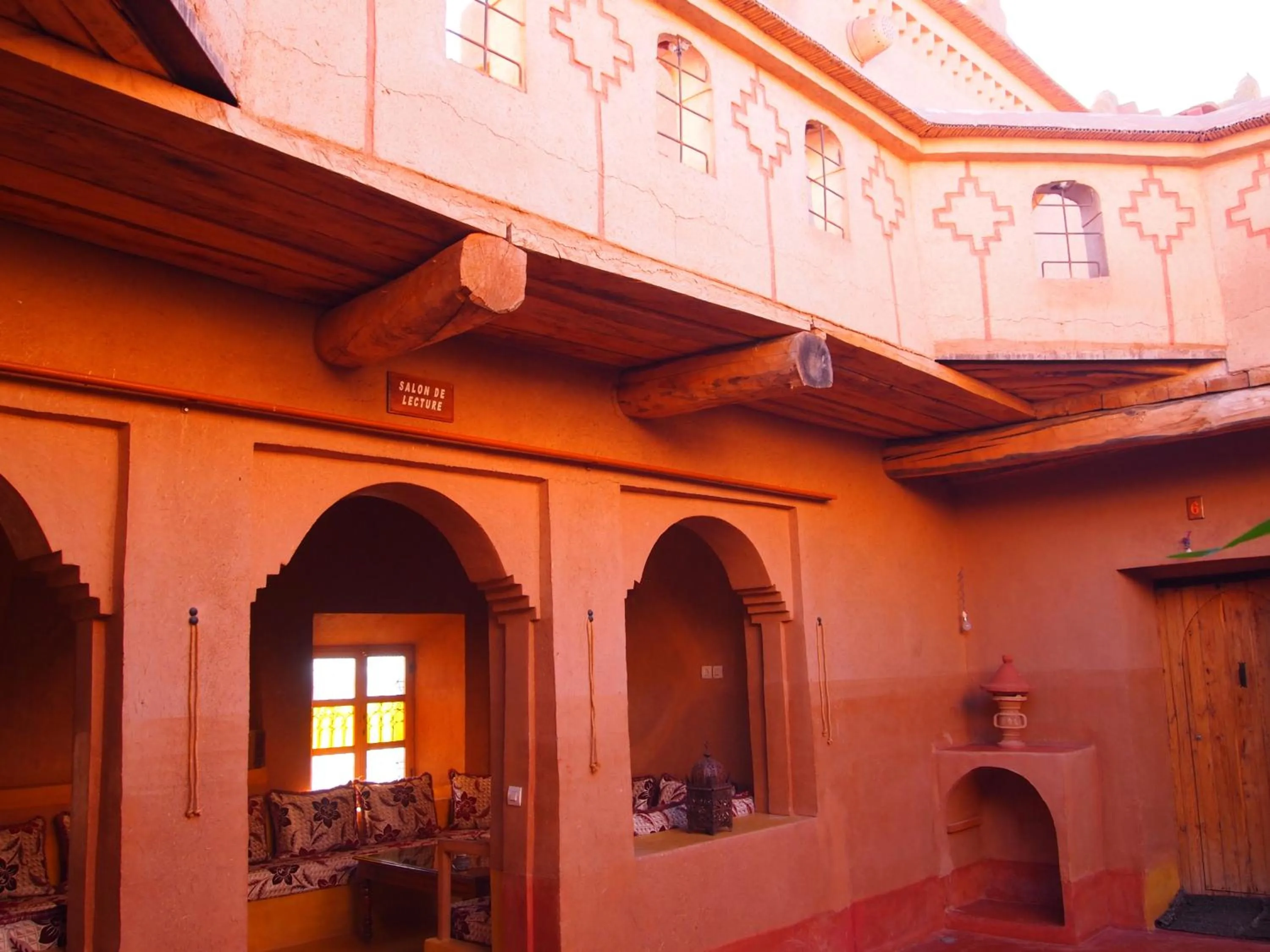 Library in Casbah d'hôte La Jeanne Tourisme Ecologique