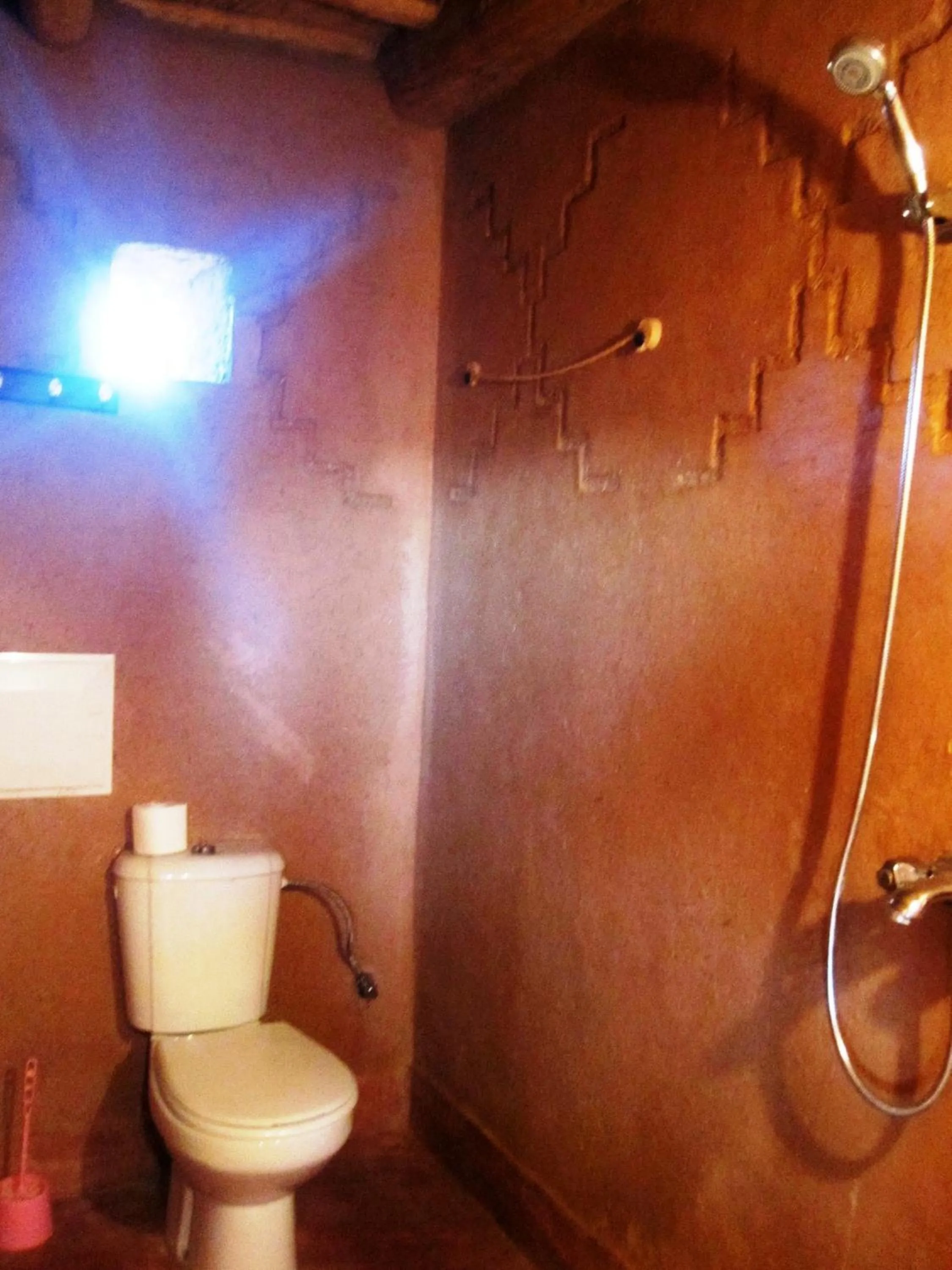 Shower in Casbah d'hôte La Jeanne Tourisme Ecologique