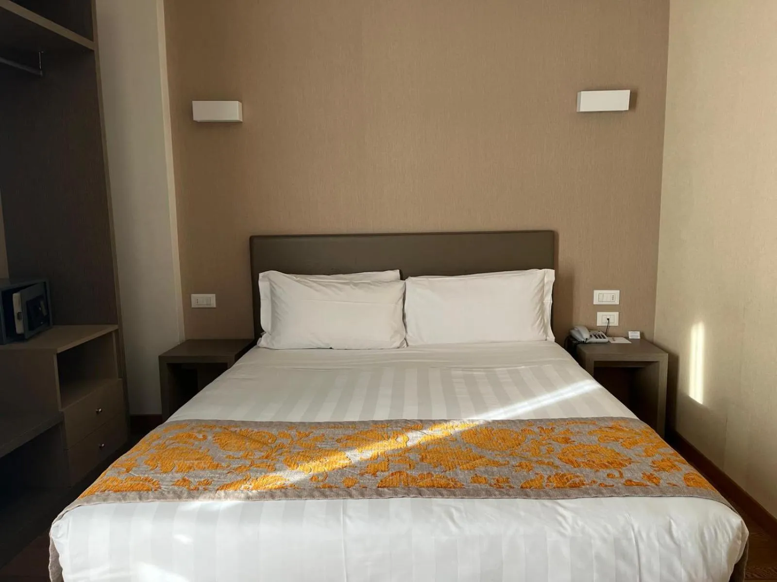 Bed in Hotel Napoleon