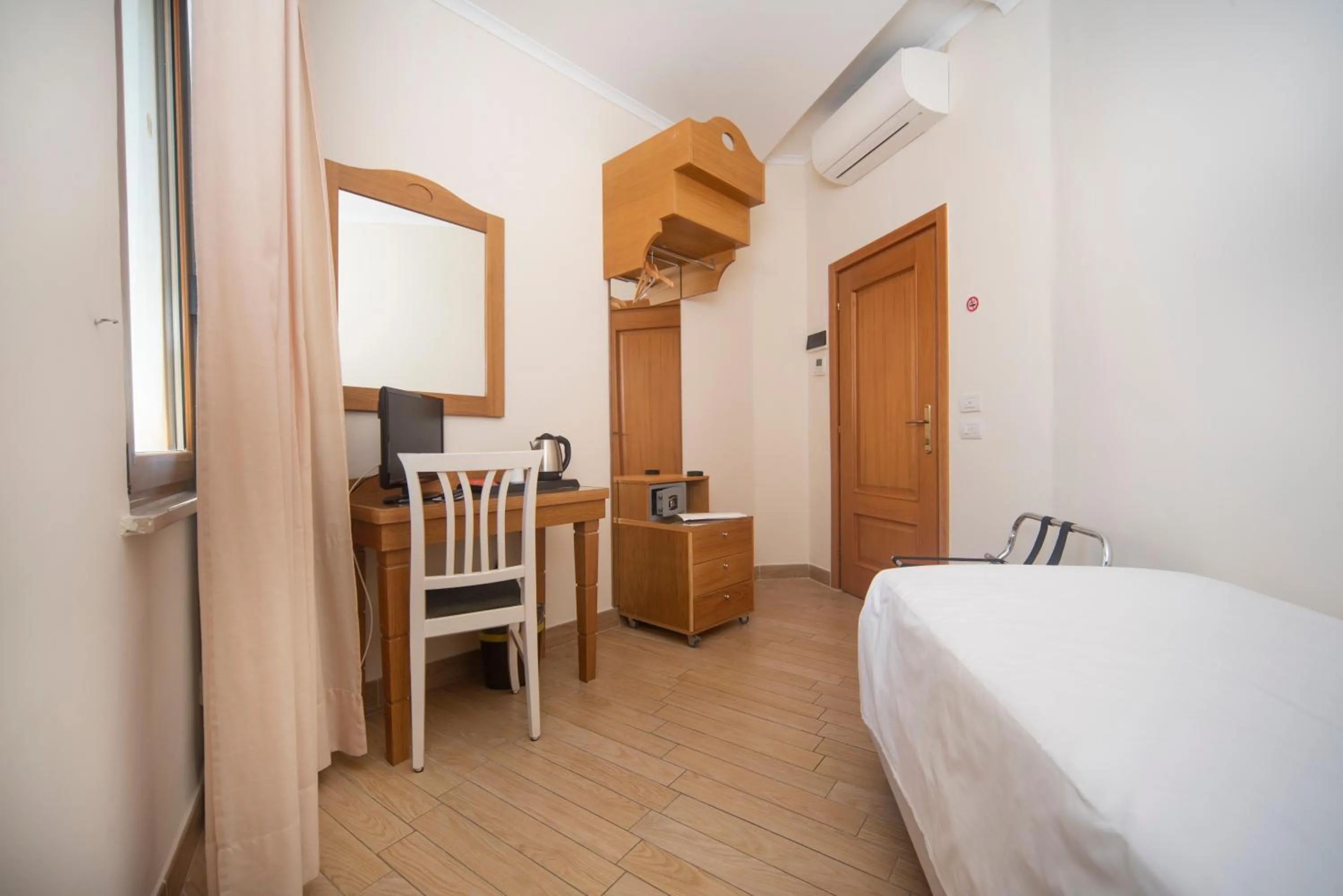 Bedroom, Bed in Hotel Tourist