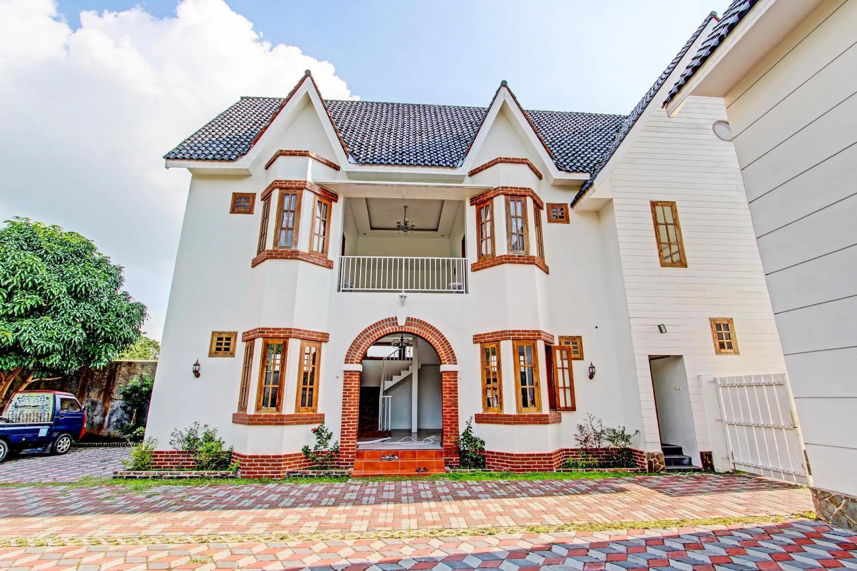 Facade/entrance in Collection O 91629 Ndalem Abhirama