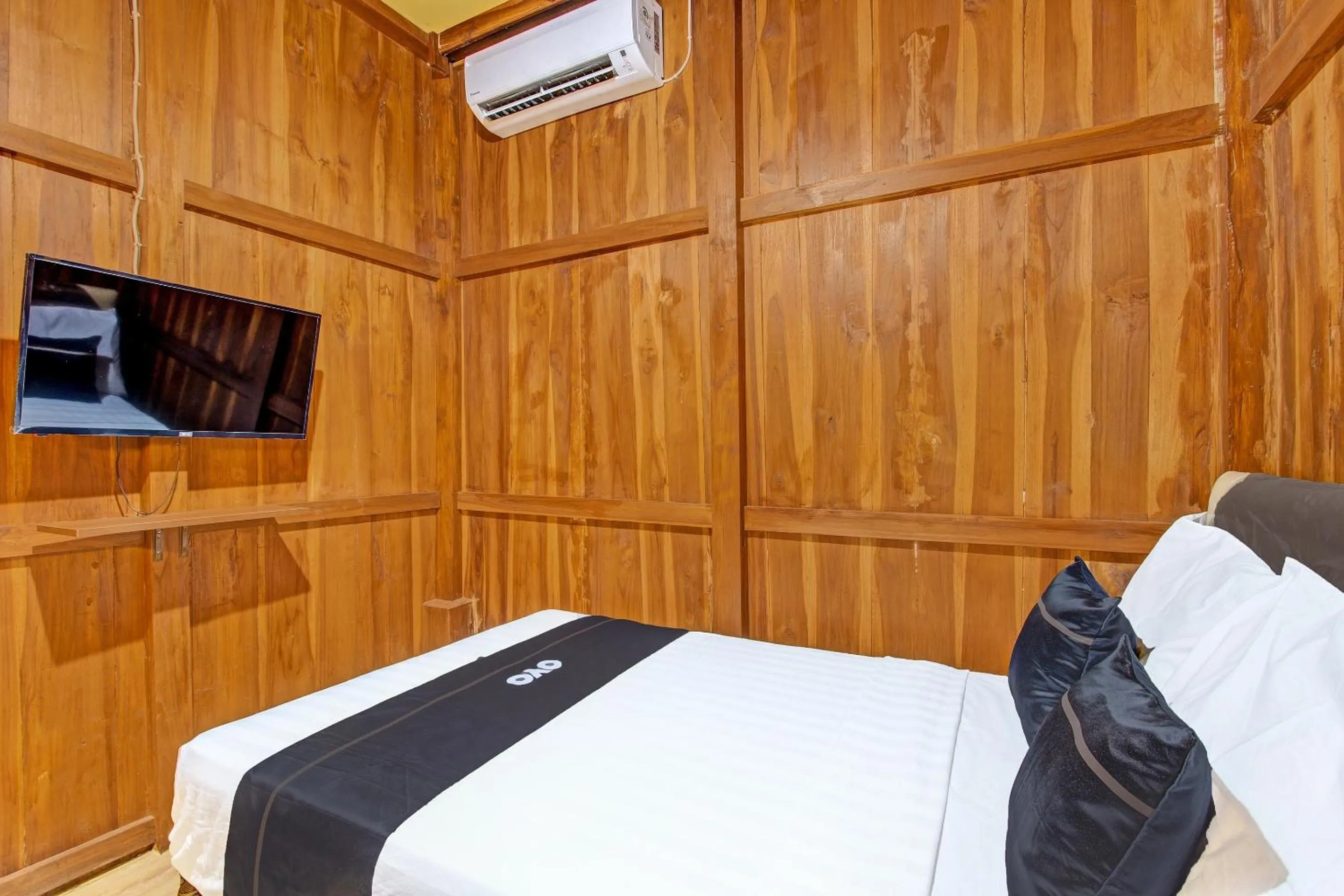 Bedroom, Bed in Collection O 91629 Ndalem Abhirama