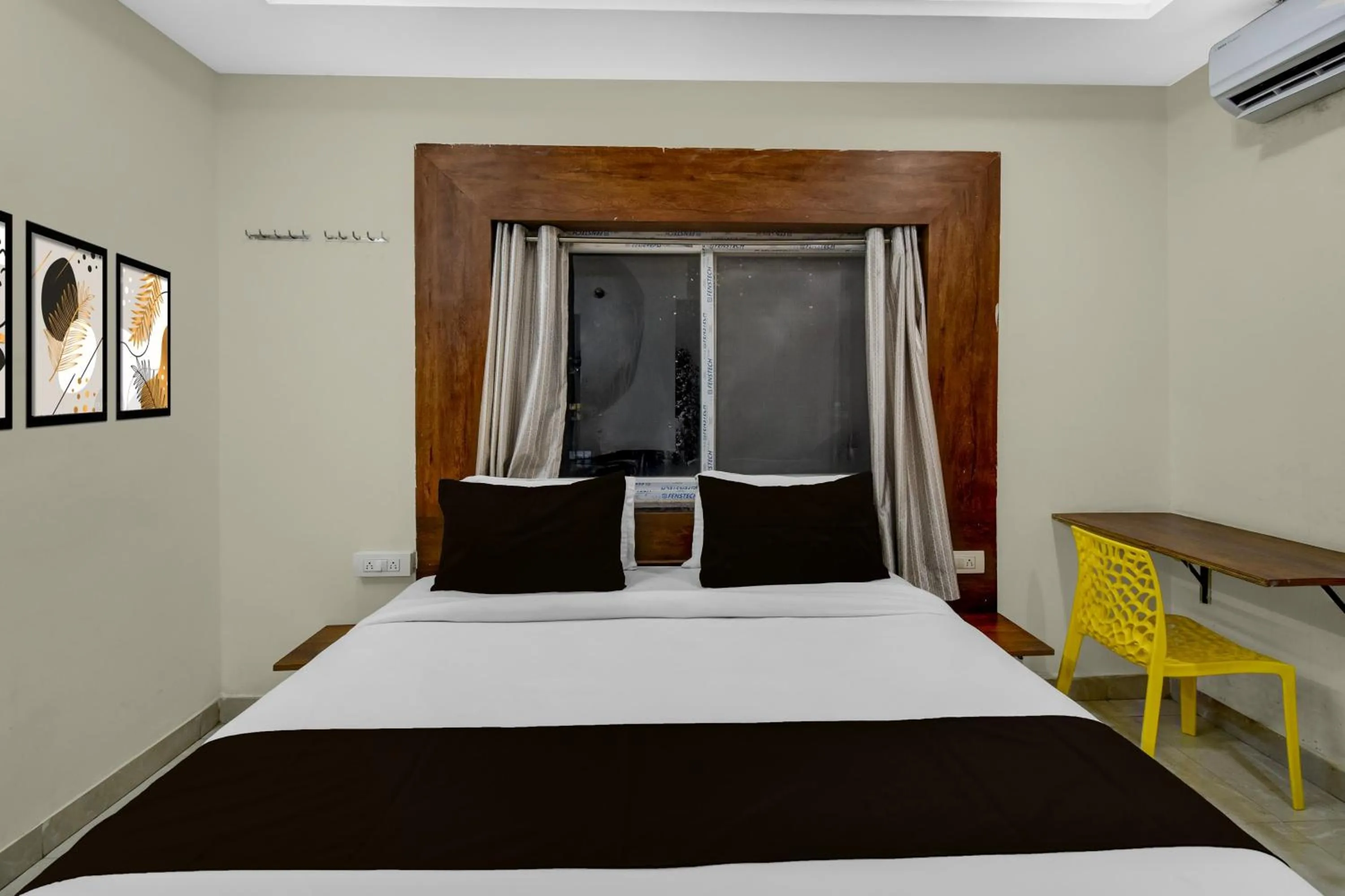 Bedroom, Bed in Super Townhouse Financial District Gachibowli Formerly Srinika Inn