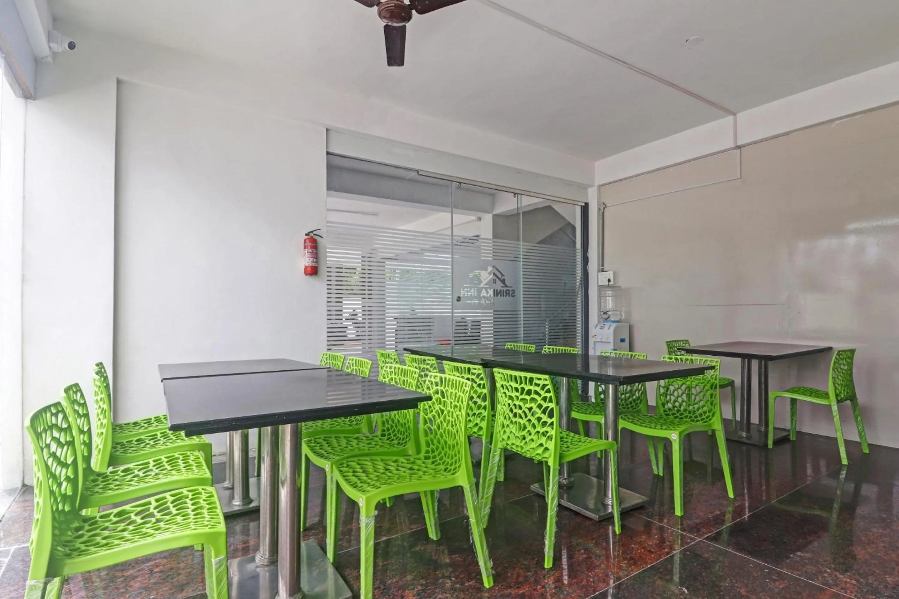 Restaurant/places to eat in Super Capital O Srinika Inn