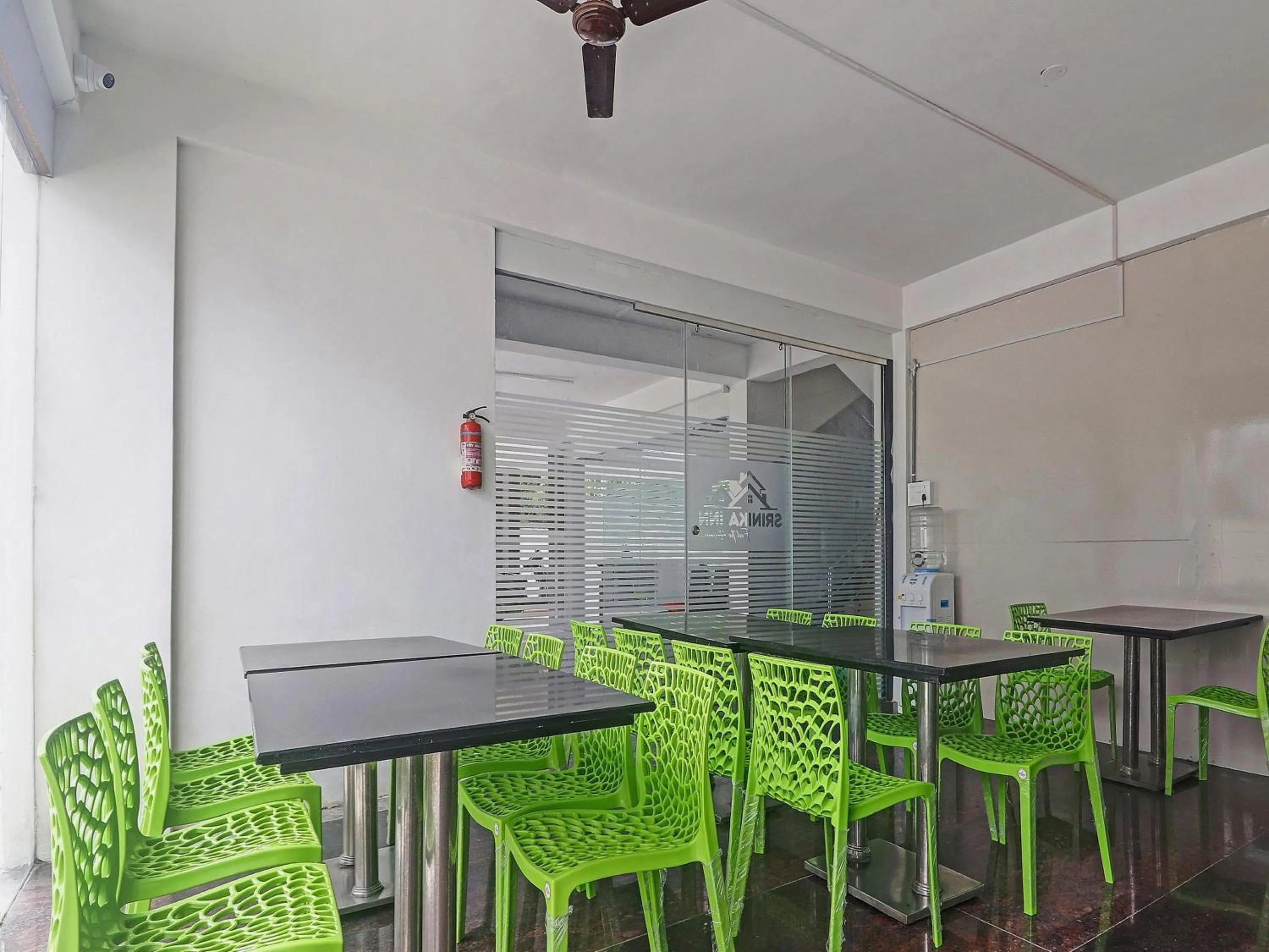 Restaurant/places to eat in Super Capital O Srinika Inn