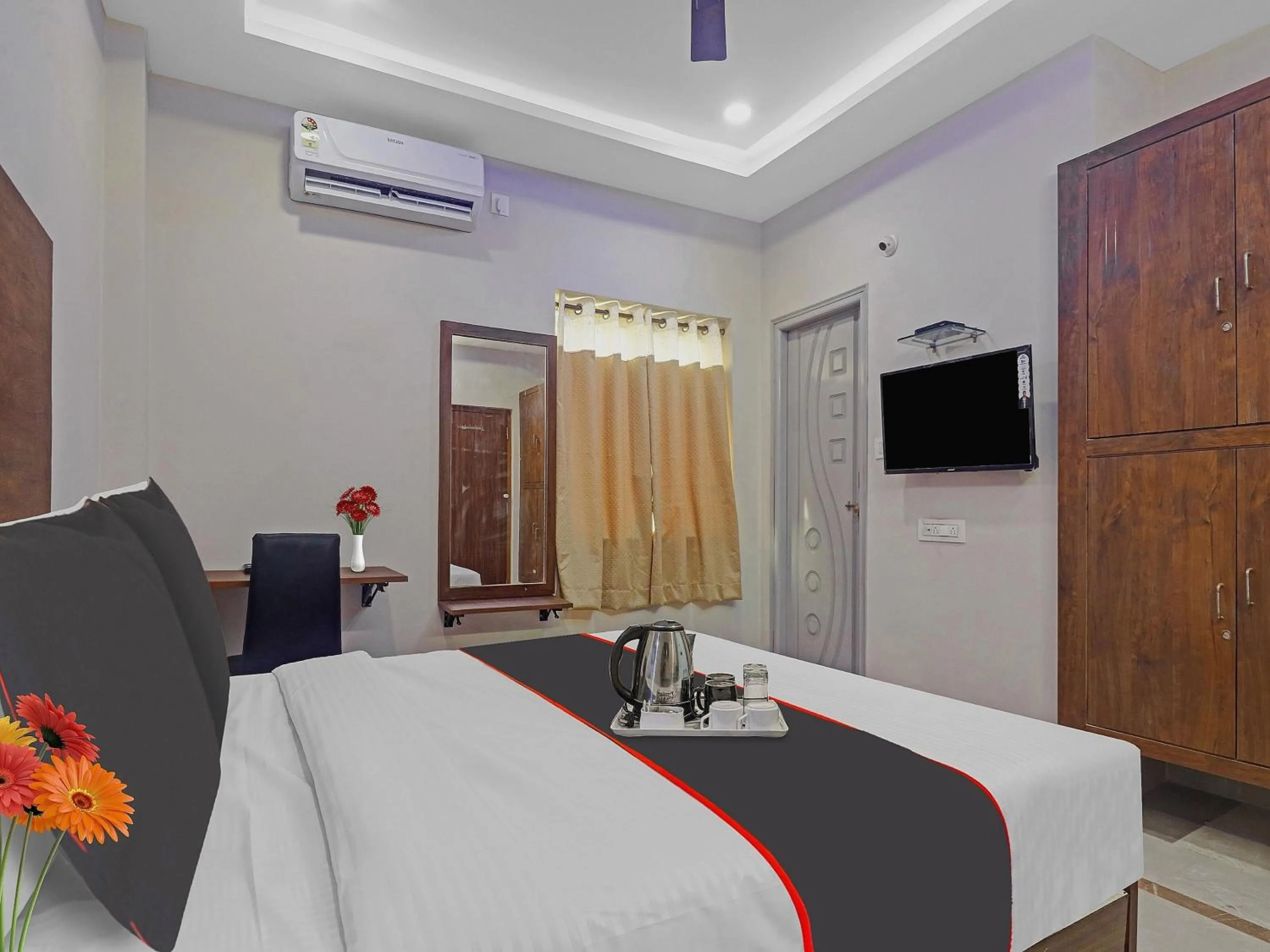 Facade/entrance, Bed in Super Capital O Srinika Inn