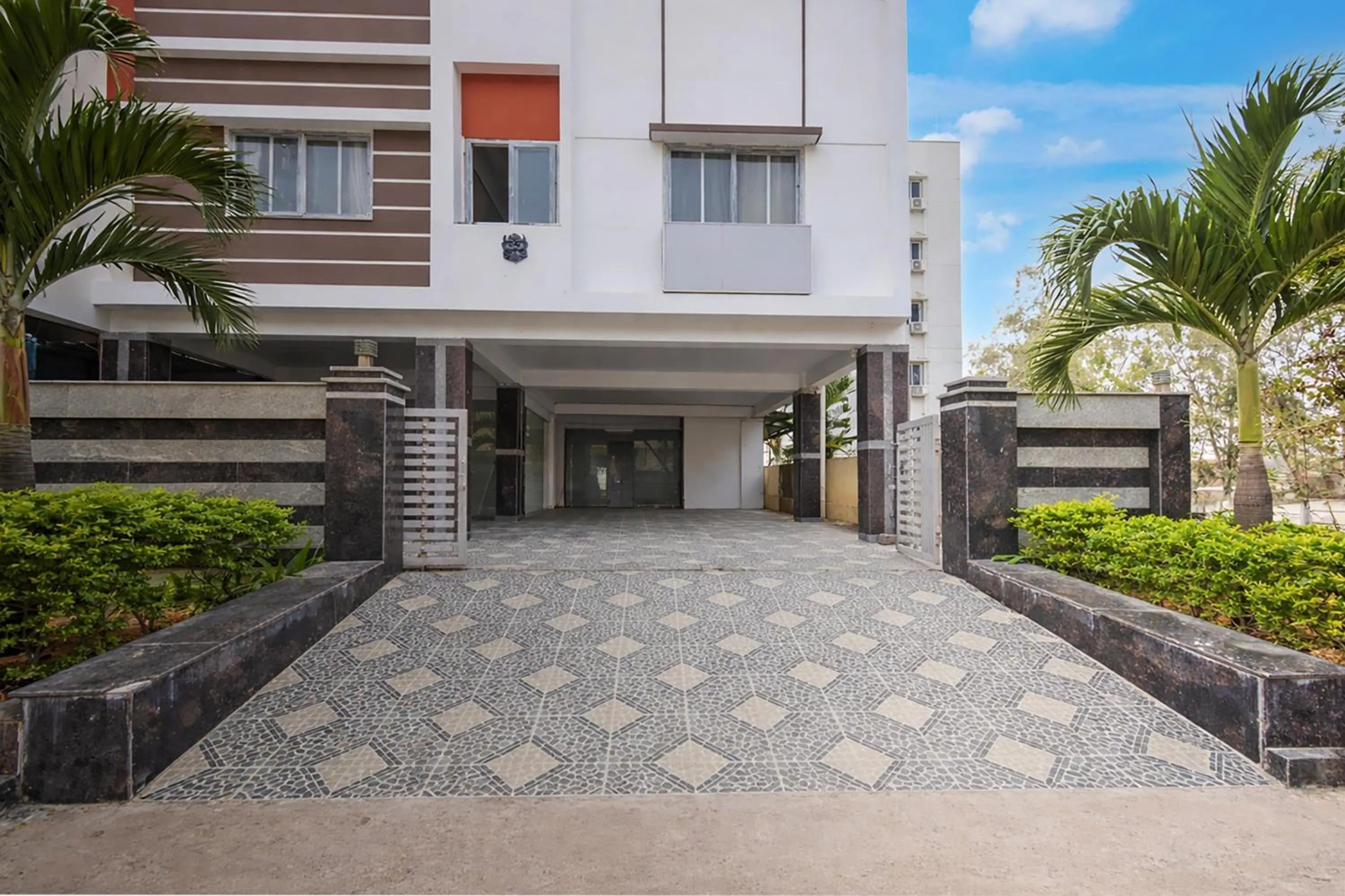 Facade/entrance in Super Townhouse Financial District Gachibowli Formerly Srinika Inn
