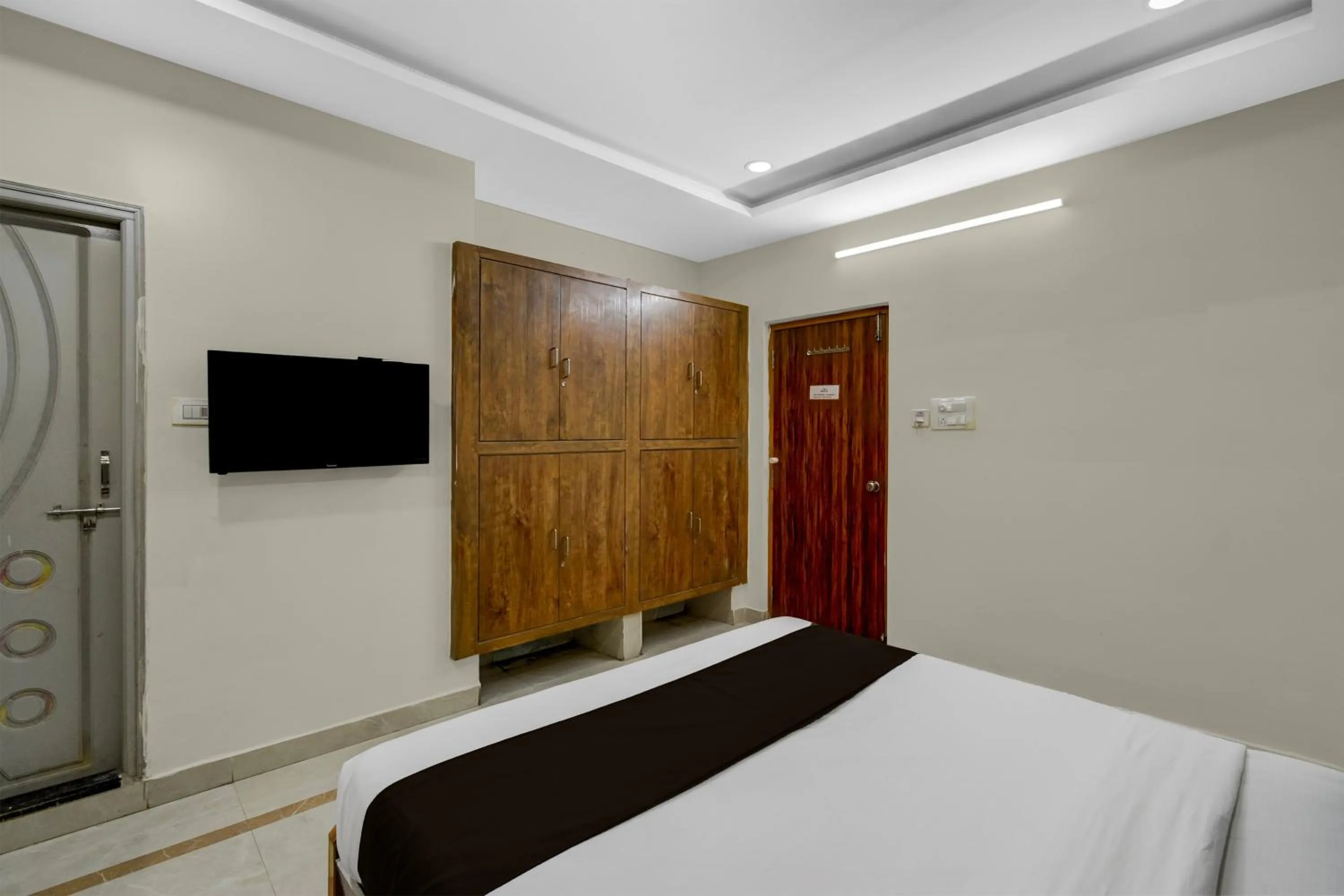 Bedroom, Bed in Super Townhouse Financial District Gachibowli Formerly Srinika Inn