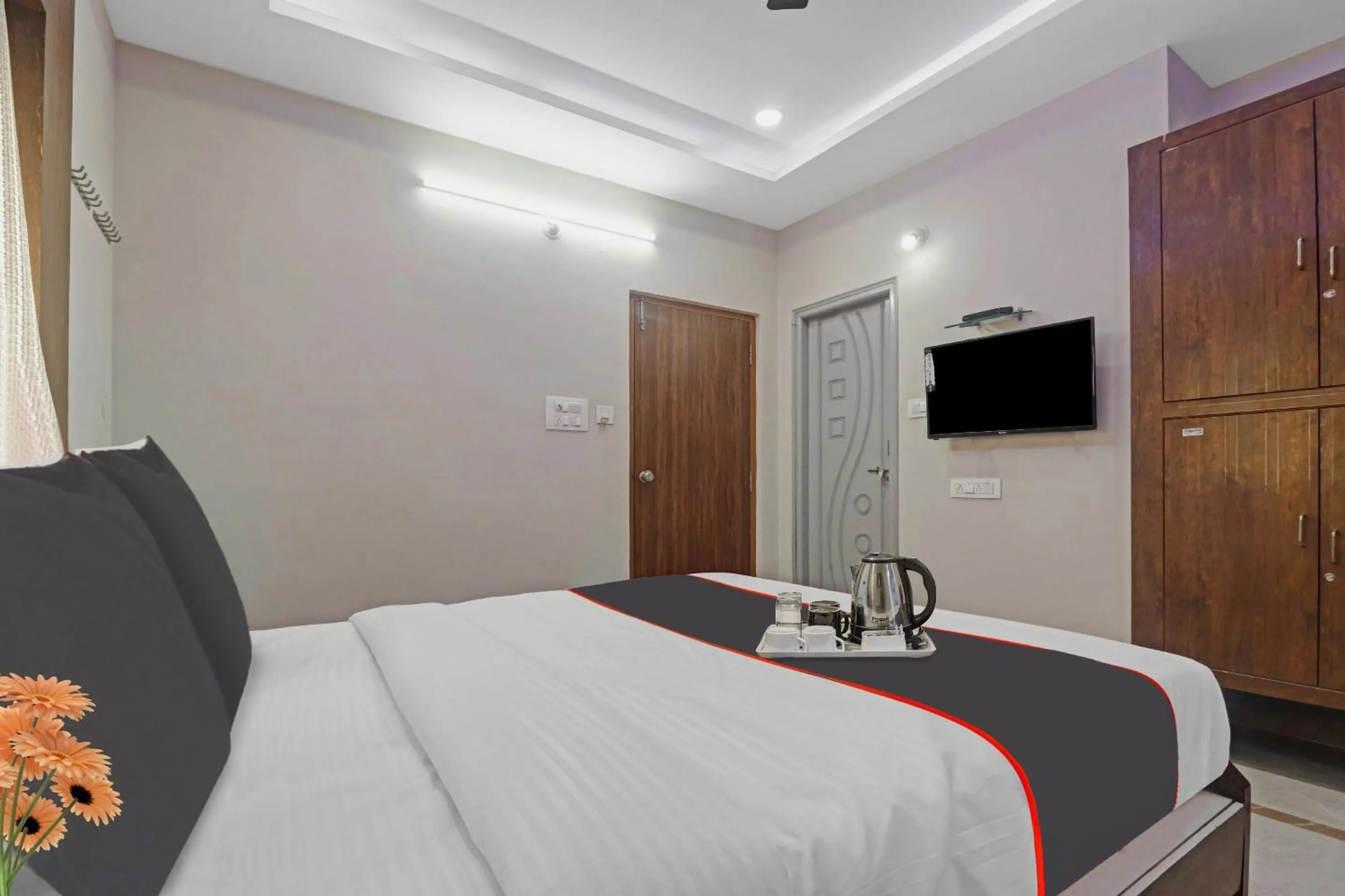 Bedroom, Bed in Super Capital O Srinika Inn