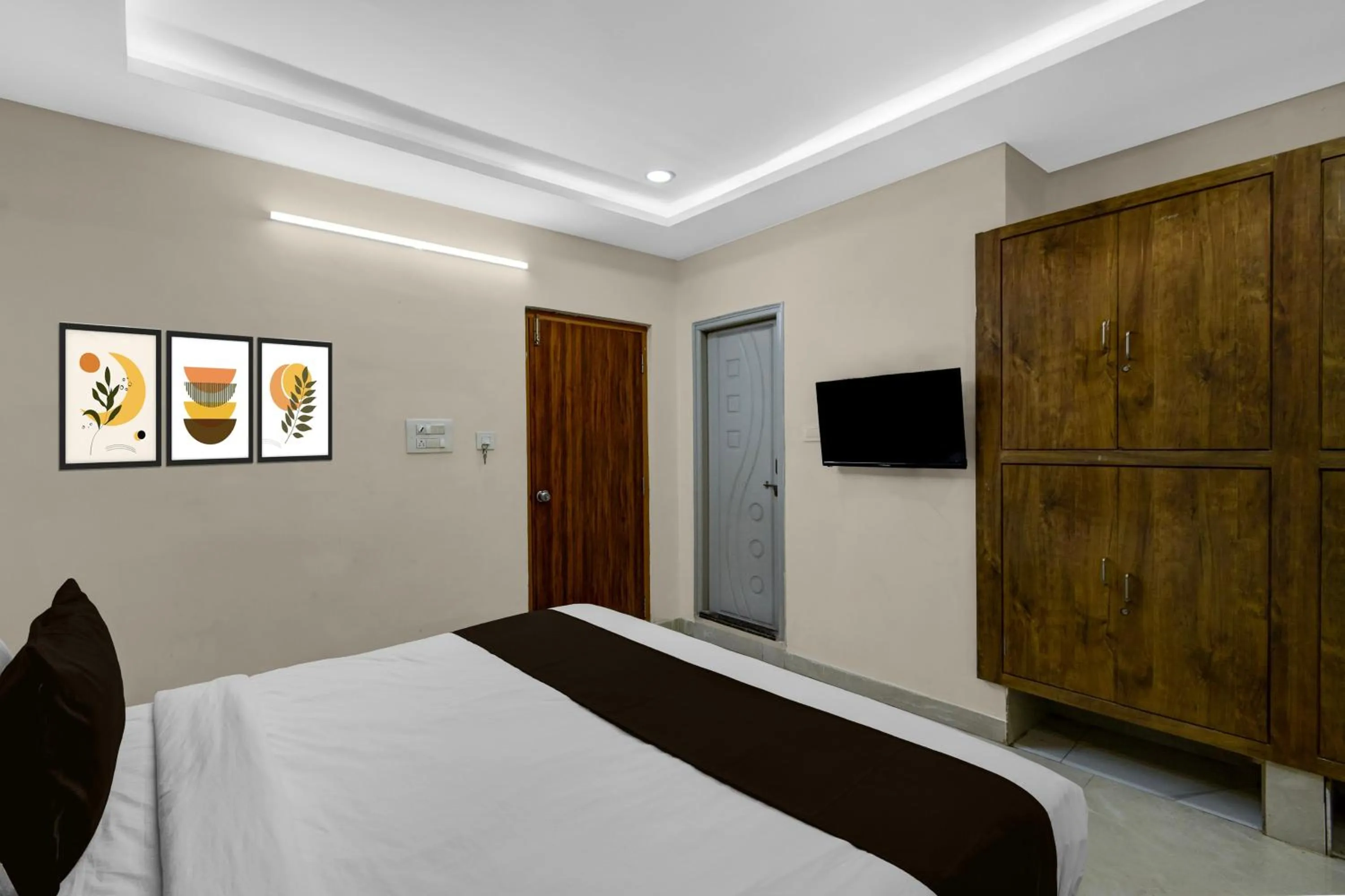 Bedroom, Bed in Super Townhouse Financial District Gachibowli Formerly Srinika Inn