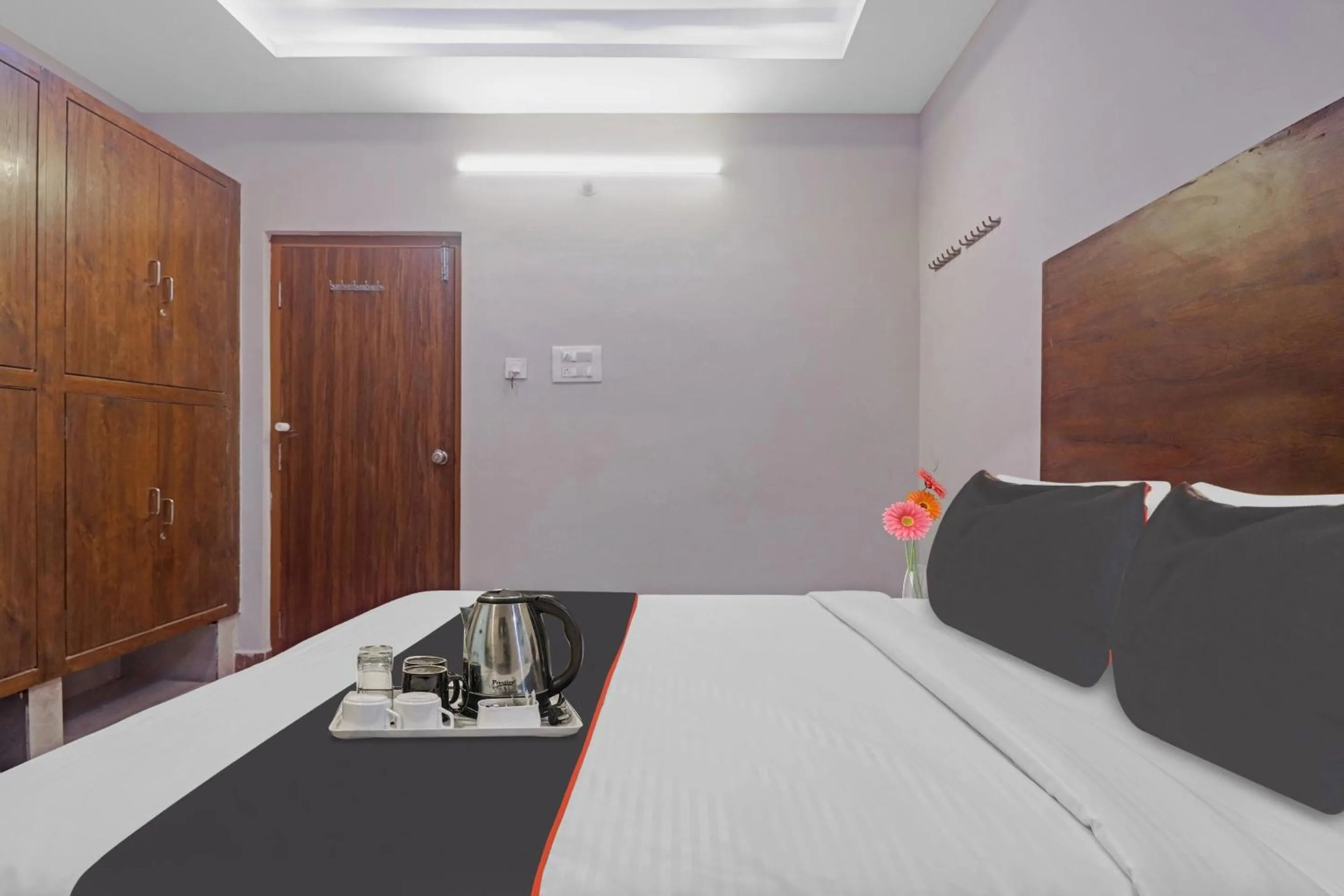 Bedroom, Bed in Super Capital O Srinika Inn