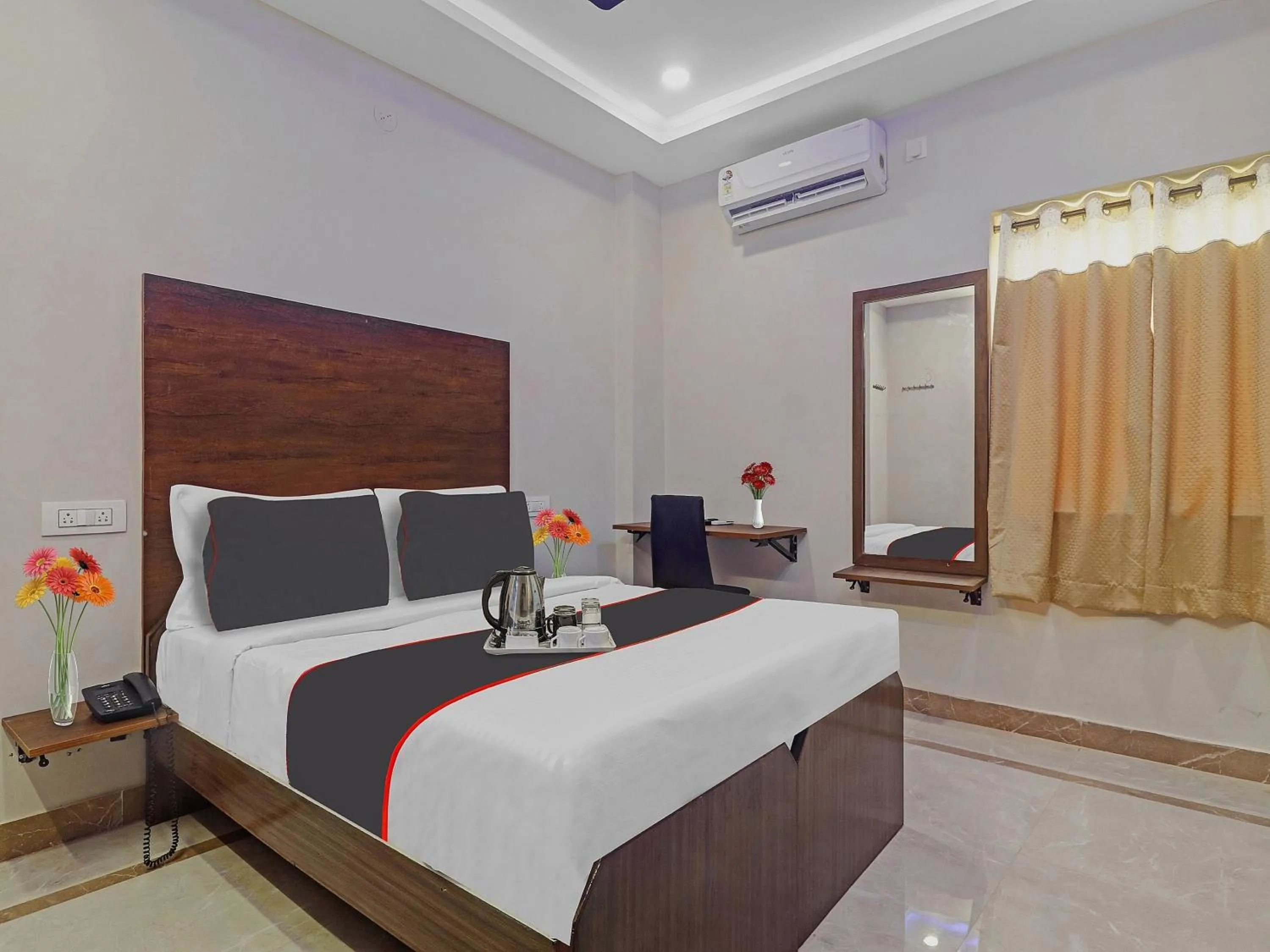 Bedroom, Bed in Super Capital O Srinika Inn