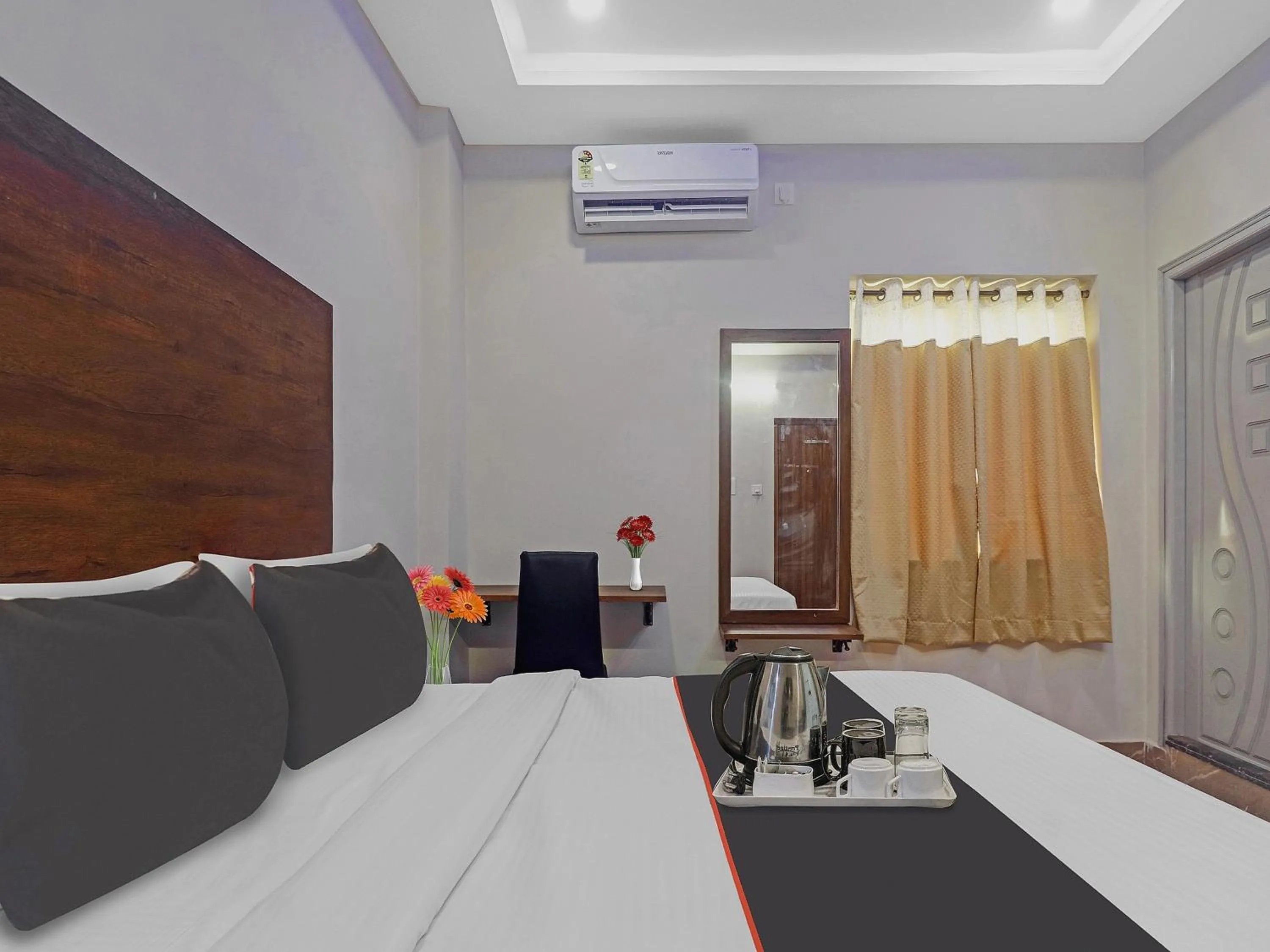 Bedroom, Bed in Super Capital O Srinika Inn