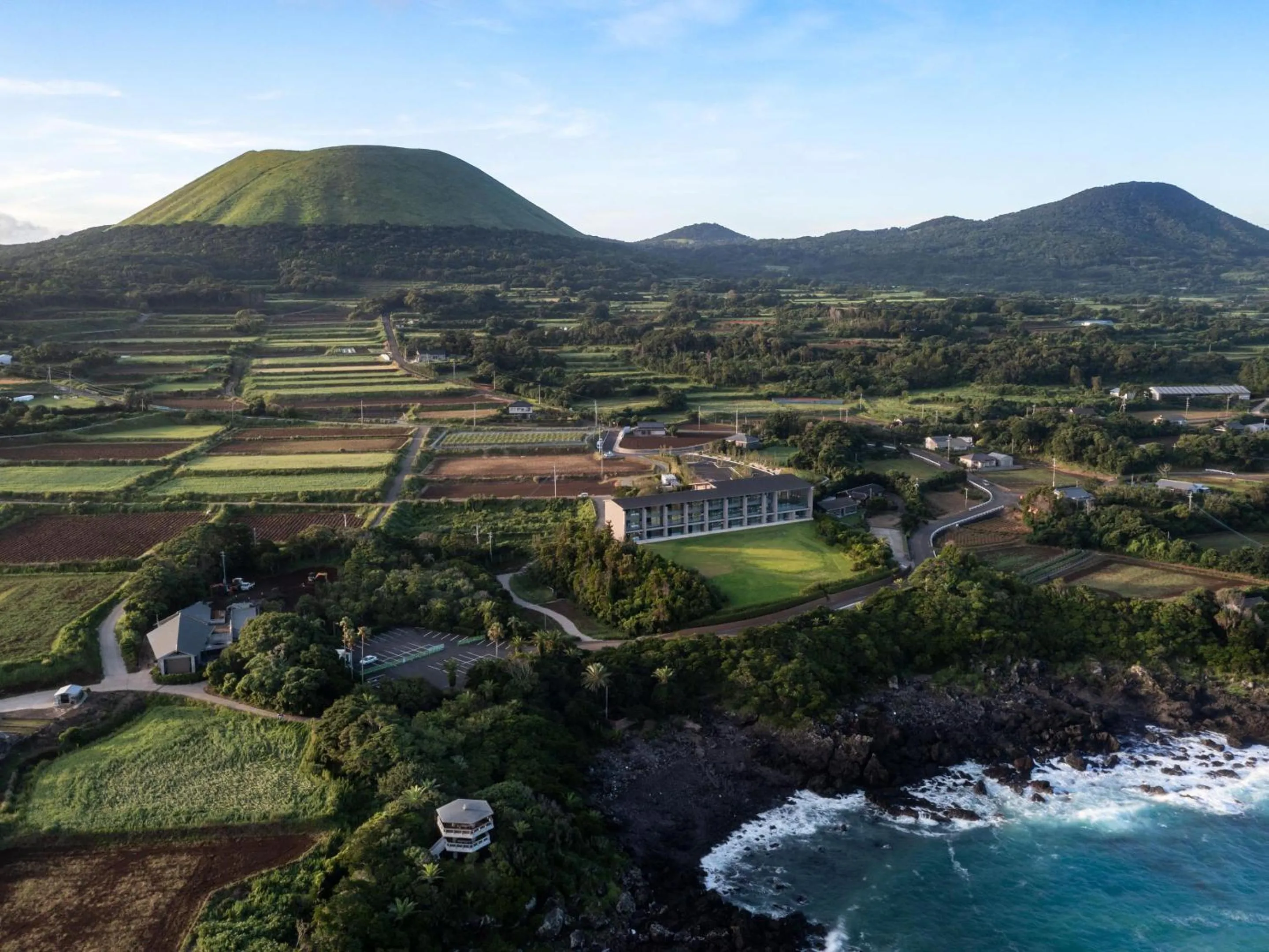 Property building in GOTO RETREAT by Onko Chishin