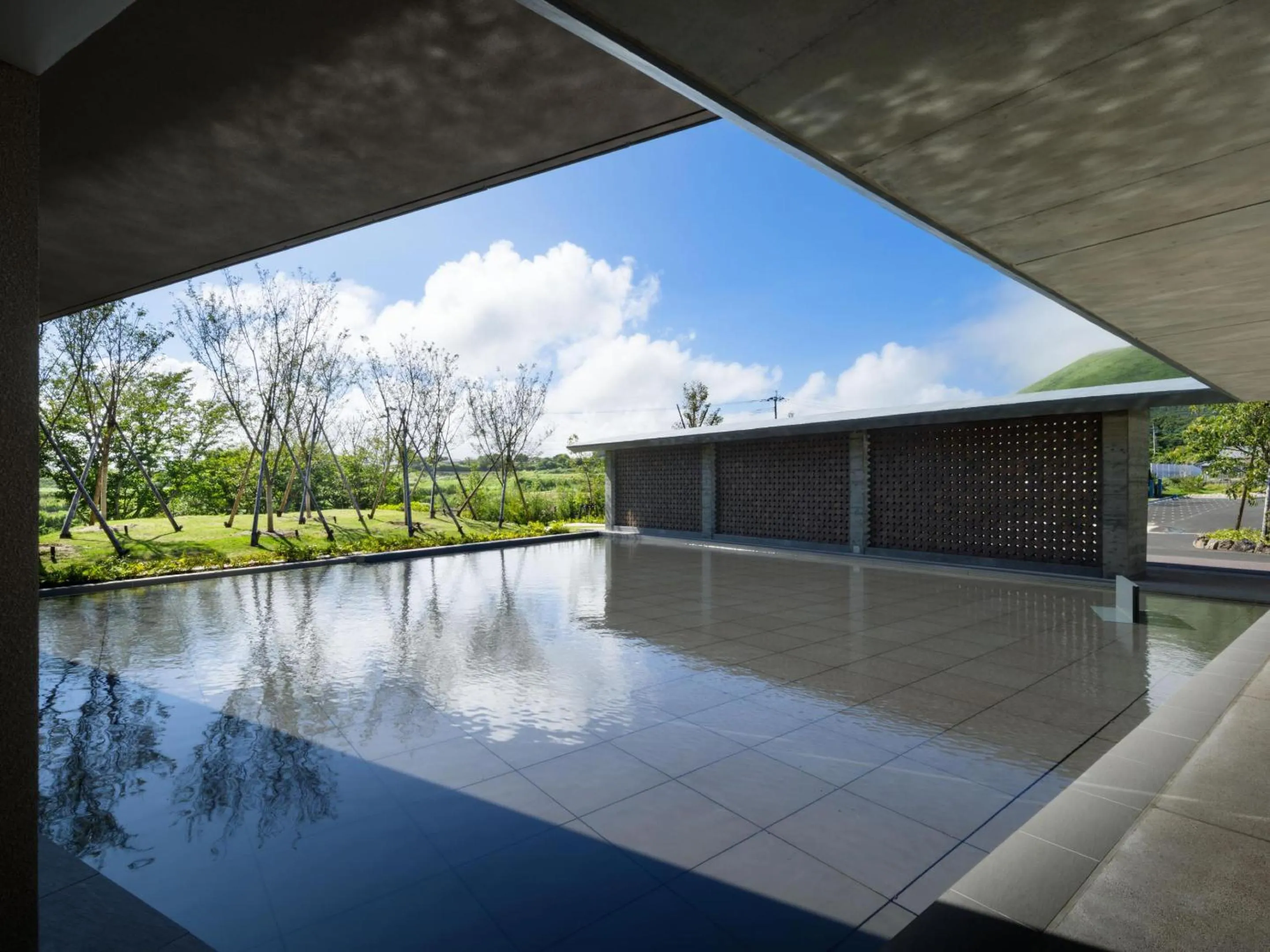 Property building in GOTO RETREAT by Onko Chishin