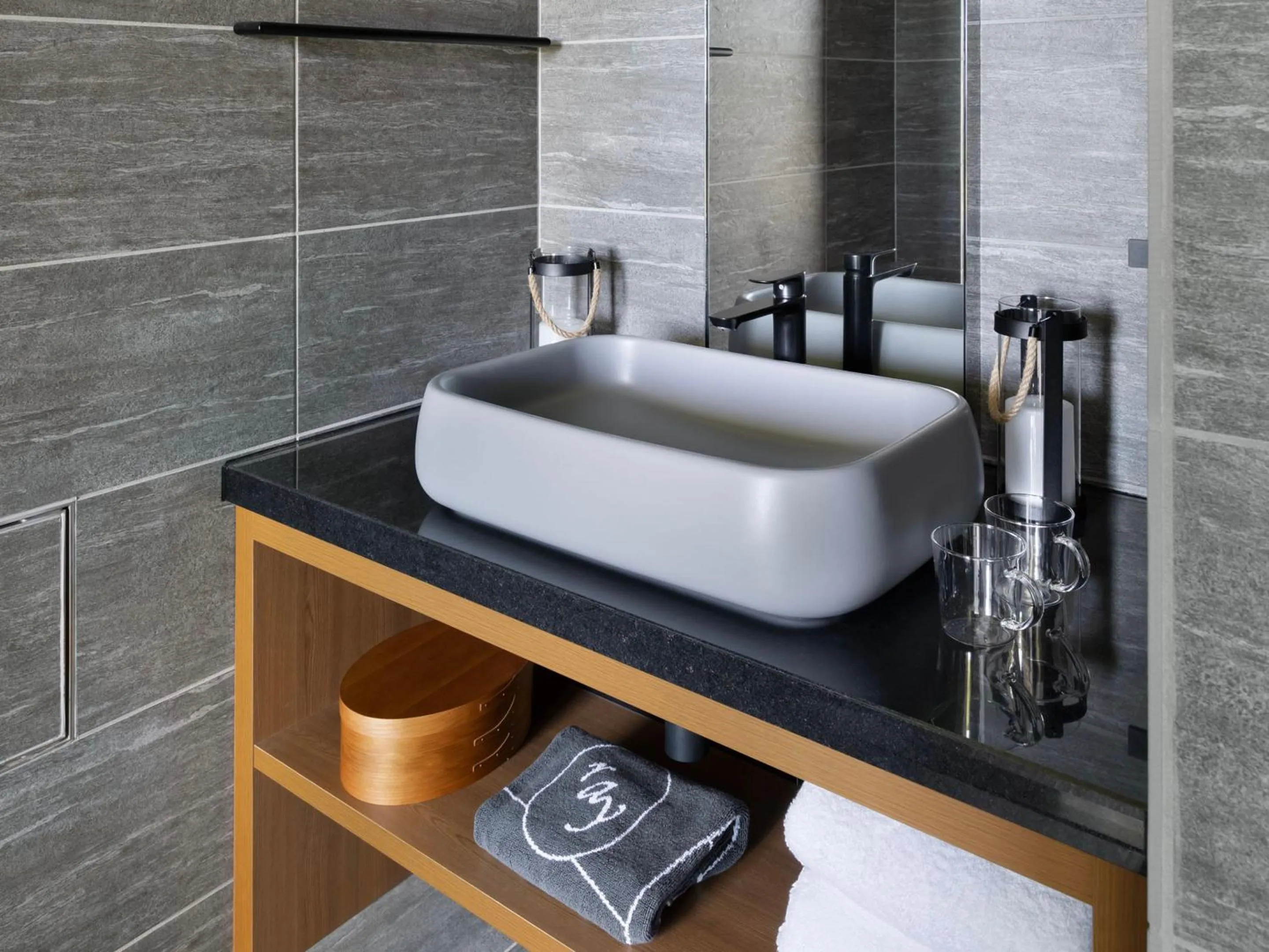 Photo of the whole room in GOTO RETREAT by Onko Chishin