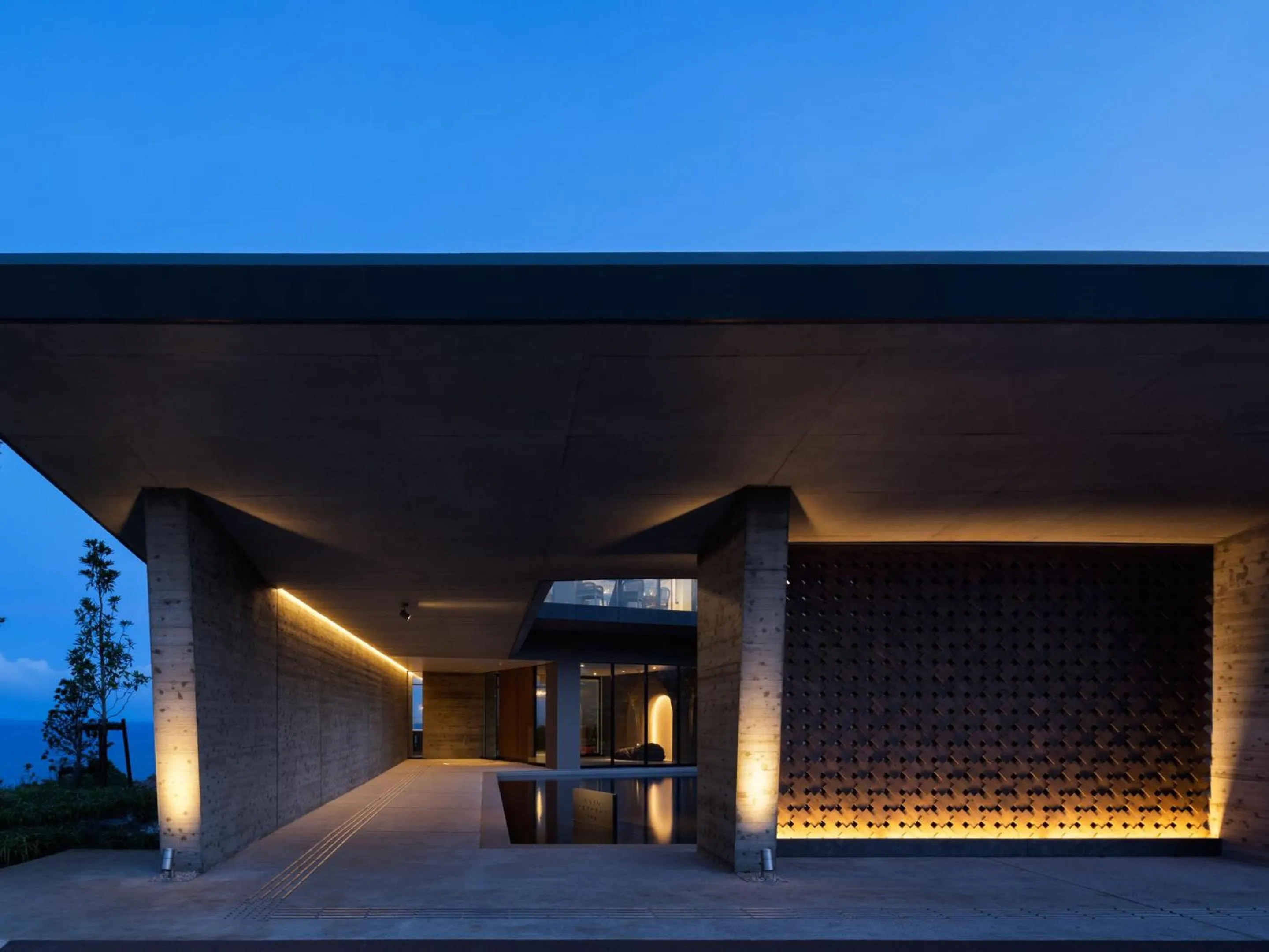 Property building in GOTO RETREAT by Onko Chishin