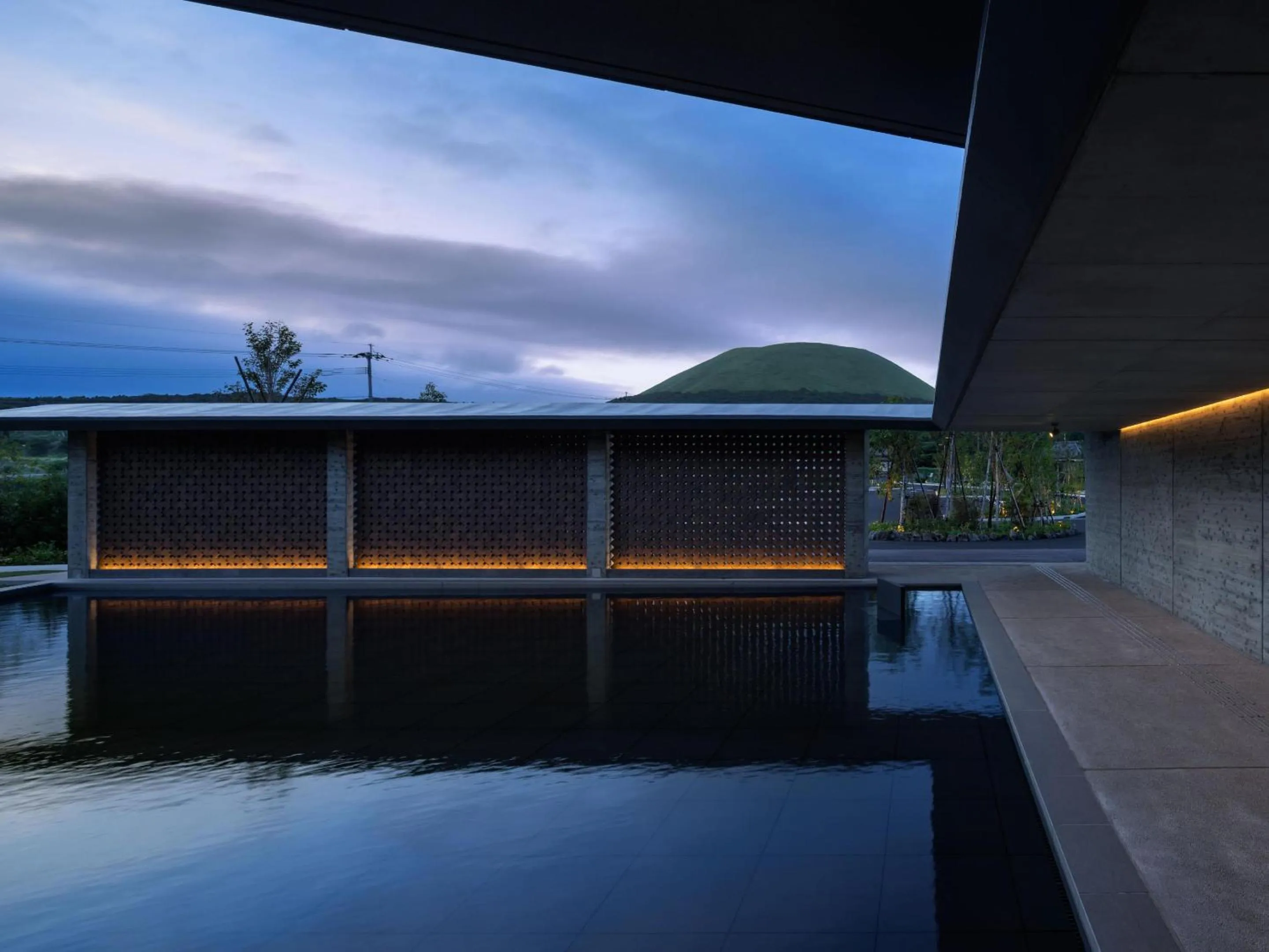 Property building in GOTO RETREAT by Onko Chishin