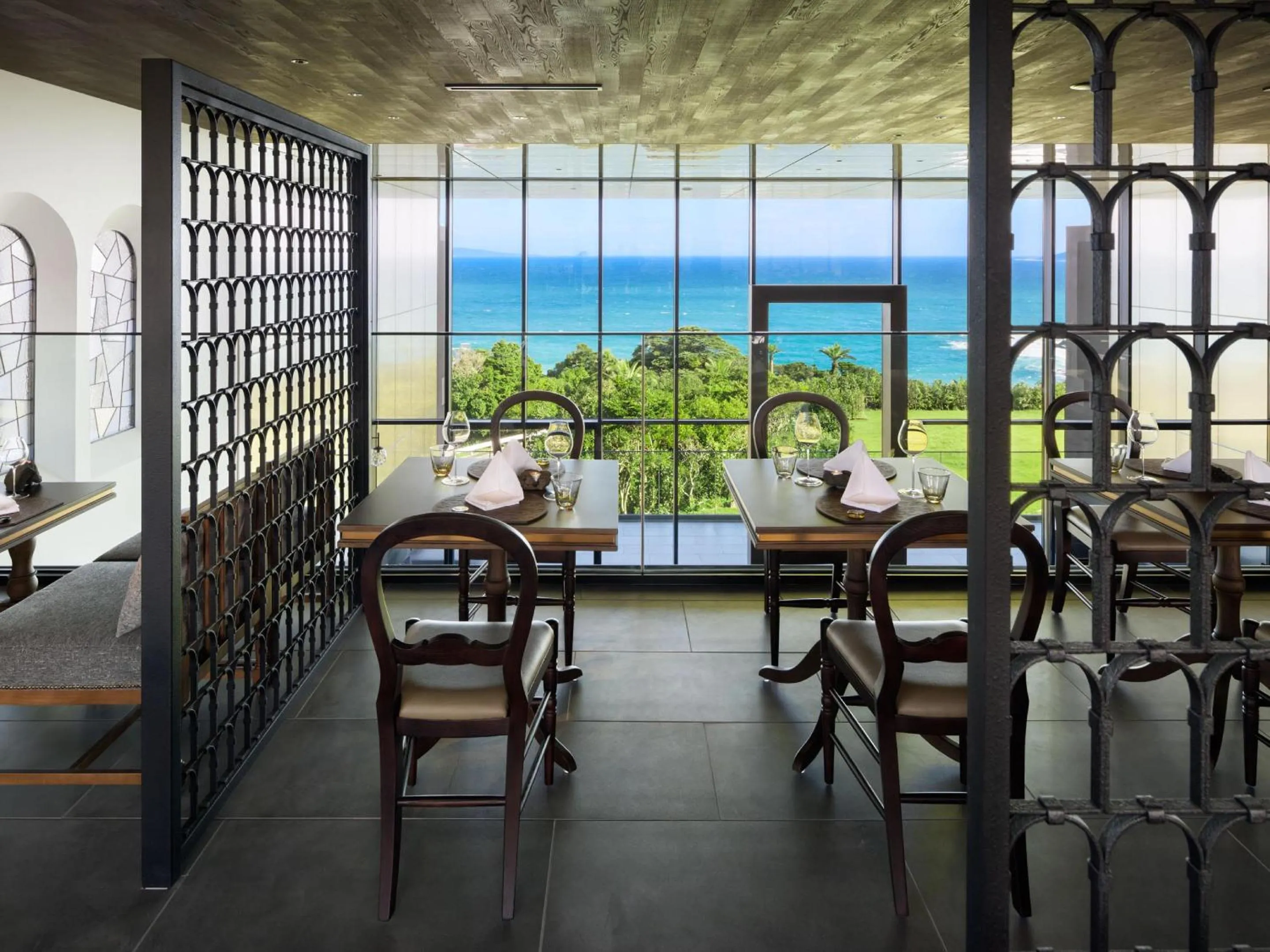 Dining area in GOTO RETREAT by Onko Chishin