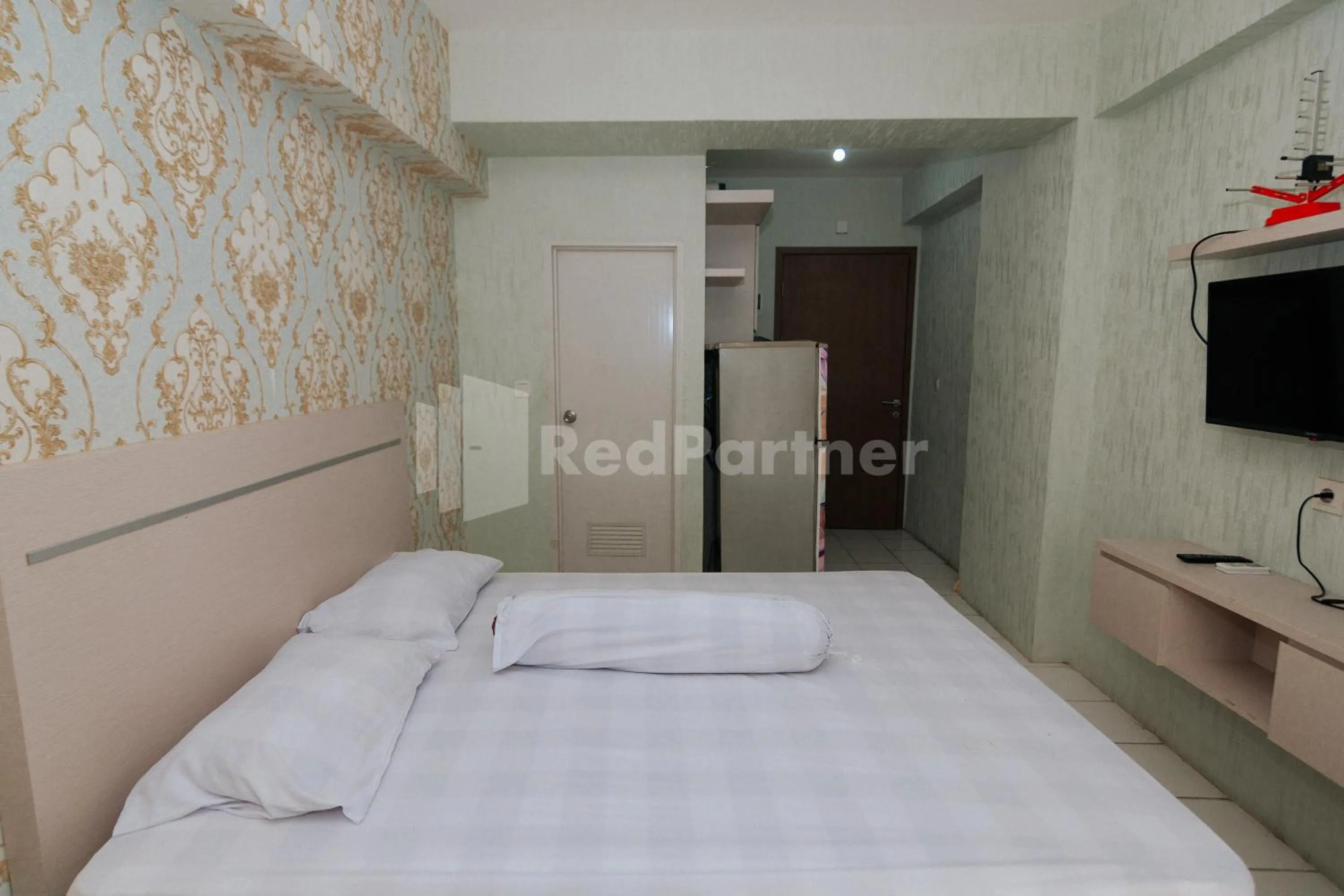 Bedroom, Bed in RedLiving Apartemen Podomoro Golf View - Queen Room Tower Dahoma