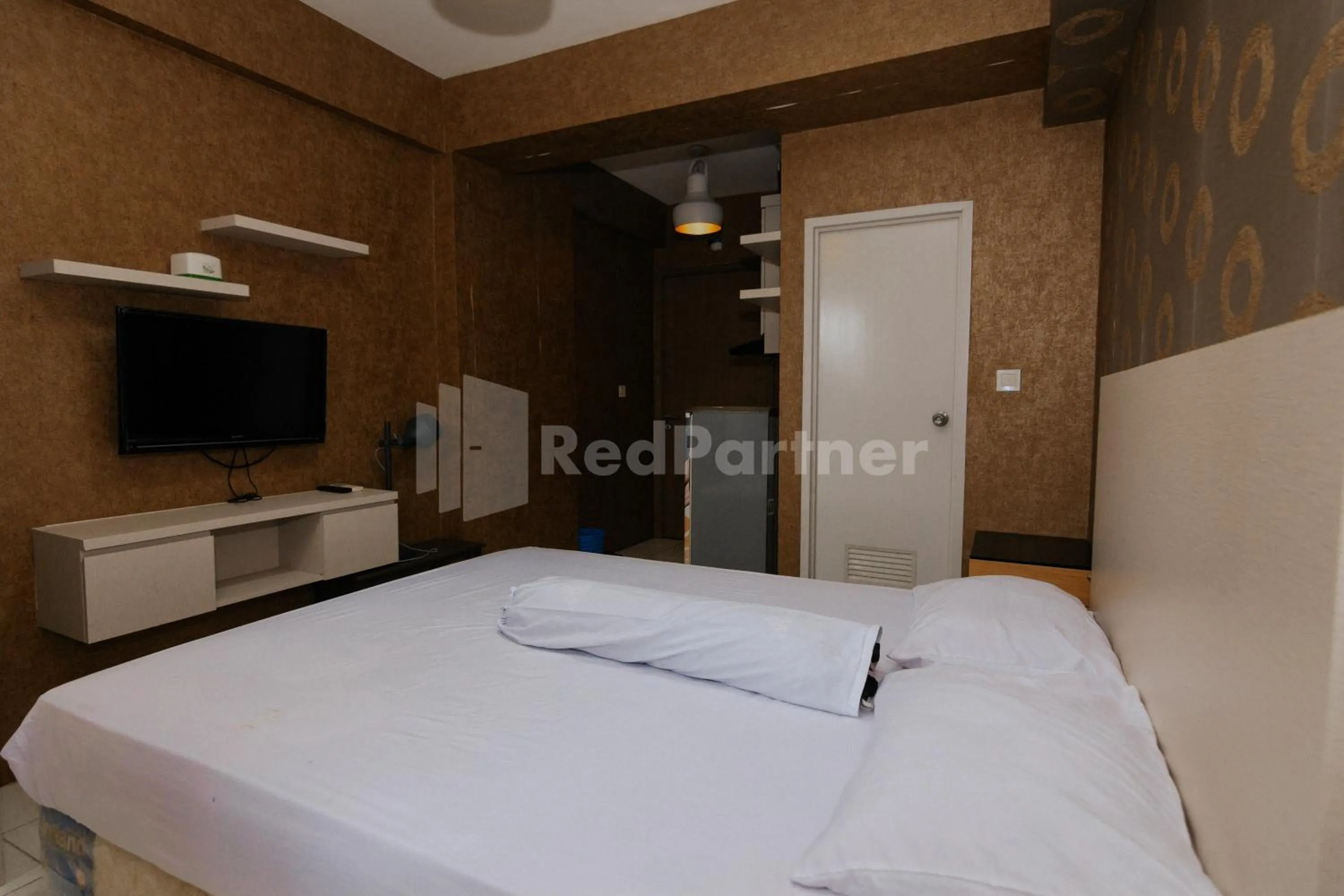 Bedroom, Bed in RedLiving Apartemen Podomoro Golf View - Queen Room Tower Dahoma