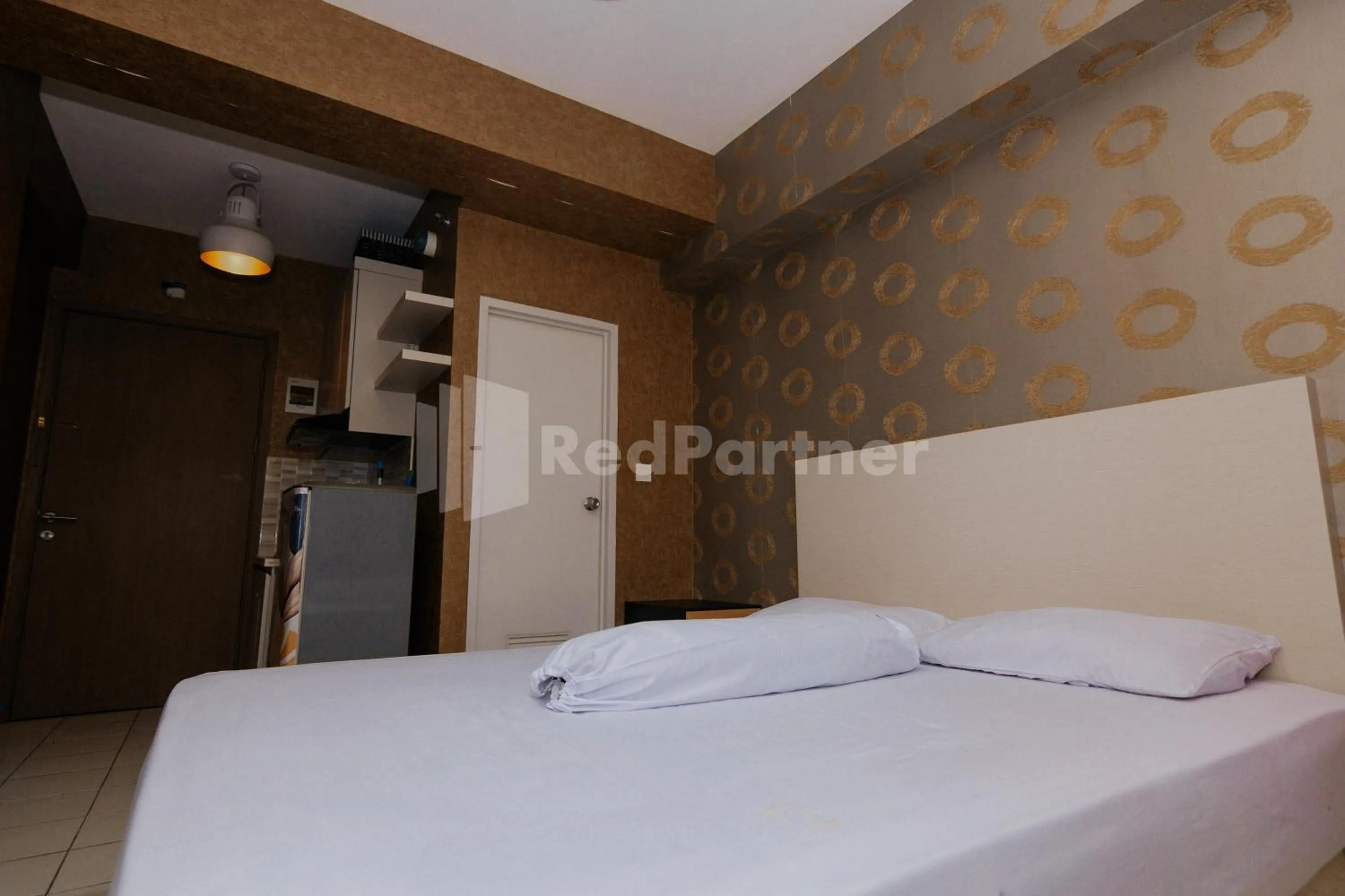 Bedroom, Bed in RedLiving Apartemen Podomoro Golf View - Queen Room Tower Dahoma