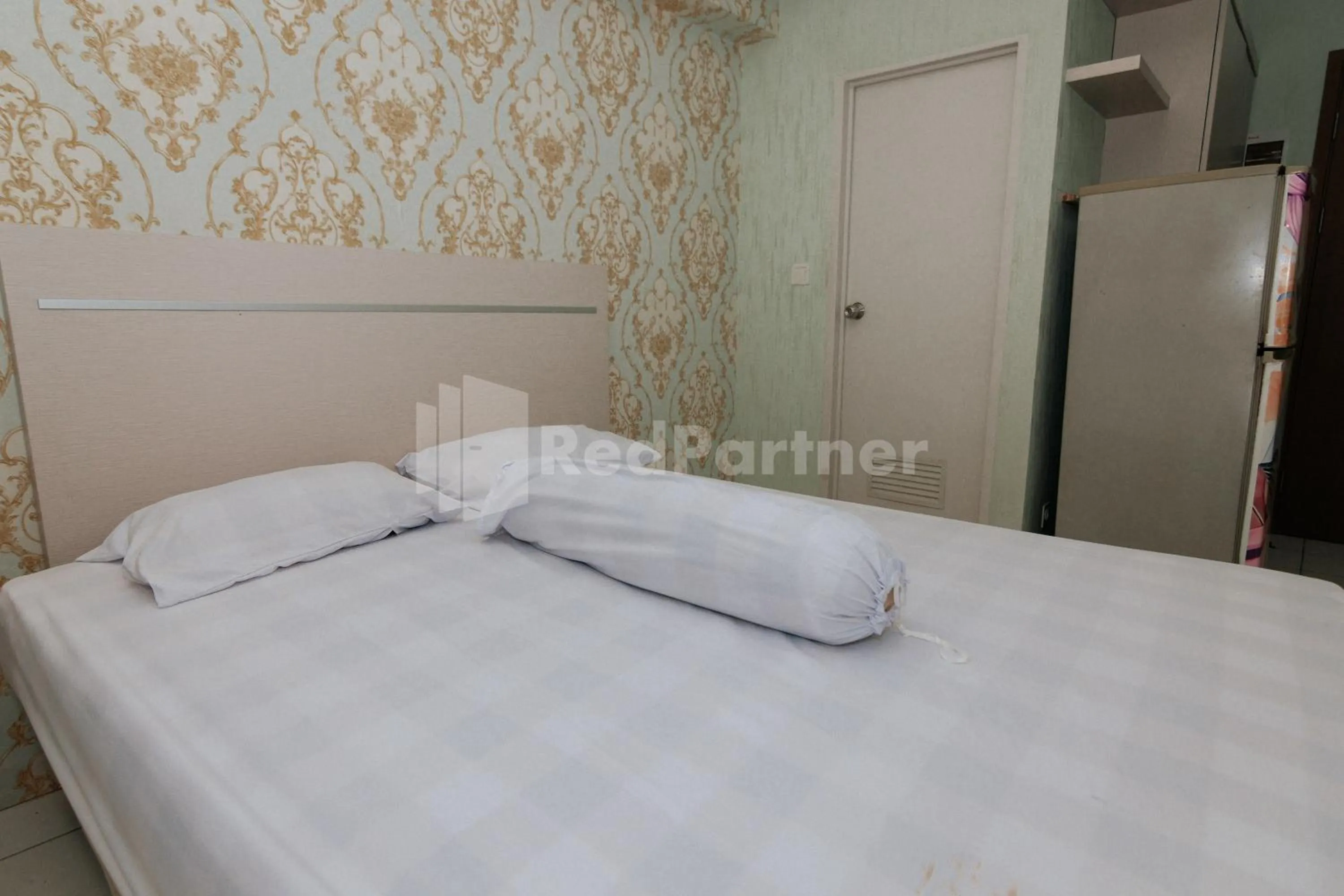 Bedroom, Bed in RedLiving Apartemen Podomoro Golf View - Queen Room Tower Dahoma