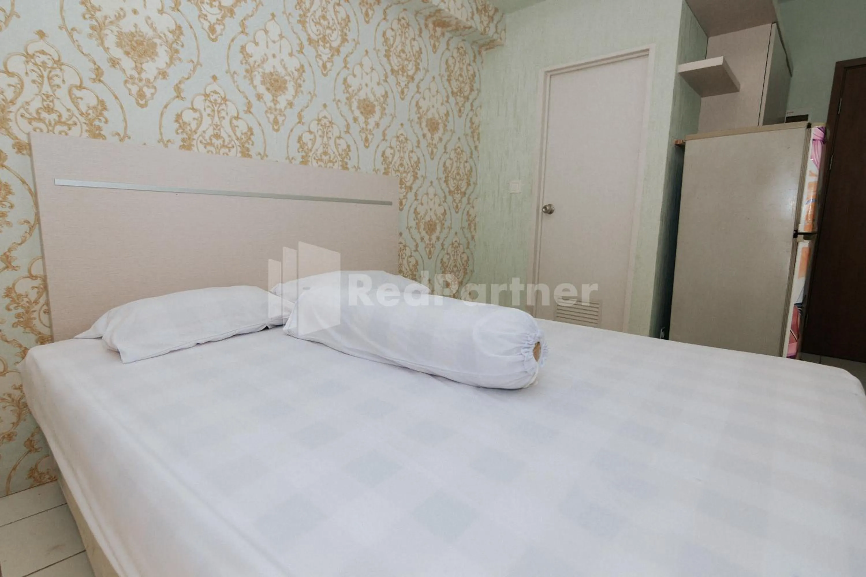 Bedroom, Bed in RedLiving Apartemen Podomoro Golf View - Queen Room Tower Dahoma