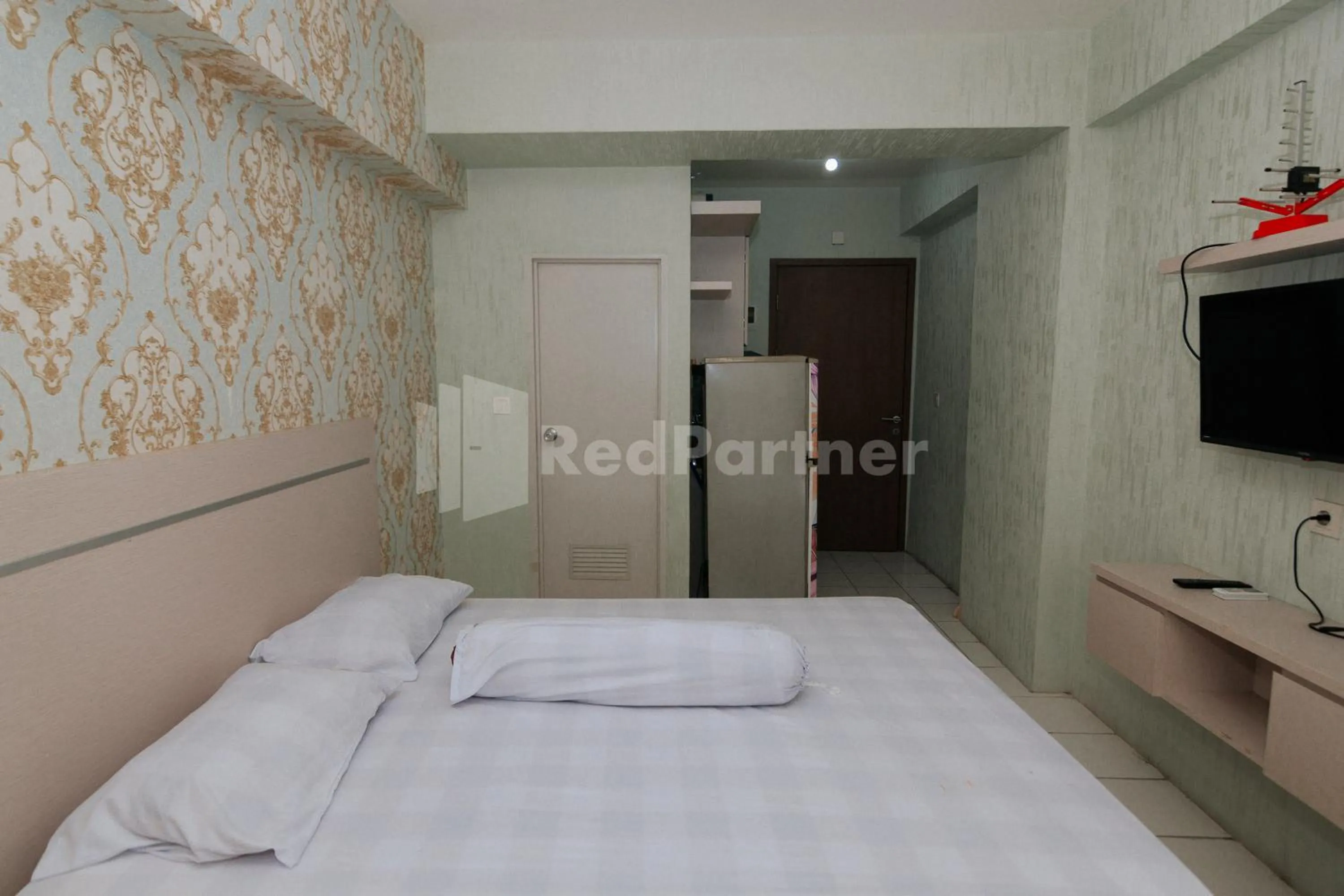 Bedroom, Bed in RedLiving Apartemen Podomoro Golf View - Queen Room Tower Dahoma
