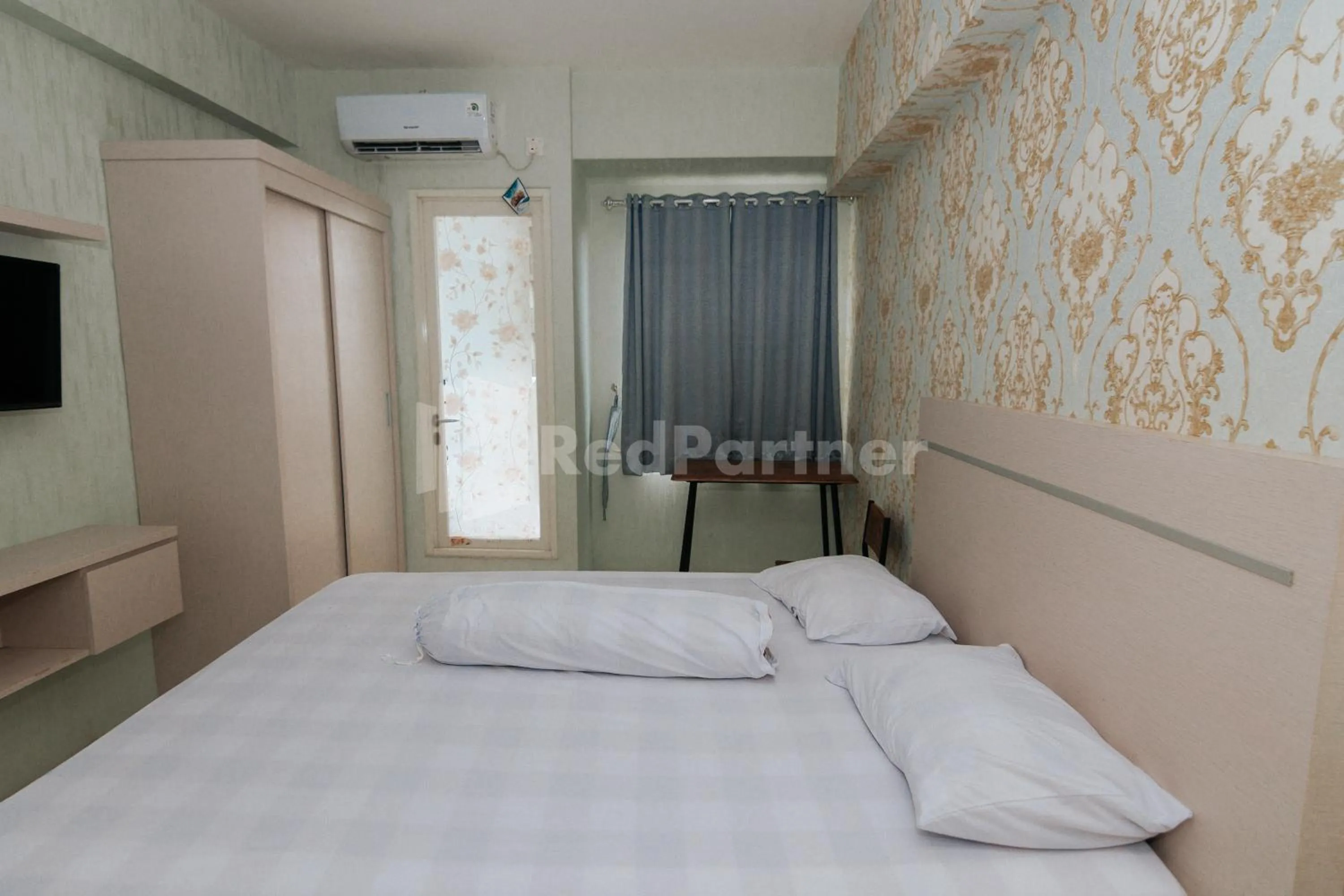 Bedroom, Bed in RedLiving Apartemen Podomoro Golf View - Queen Room Tower Dahoma