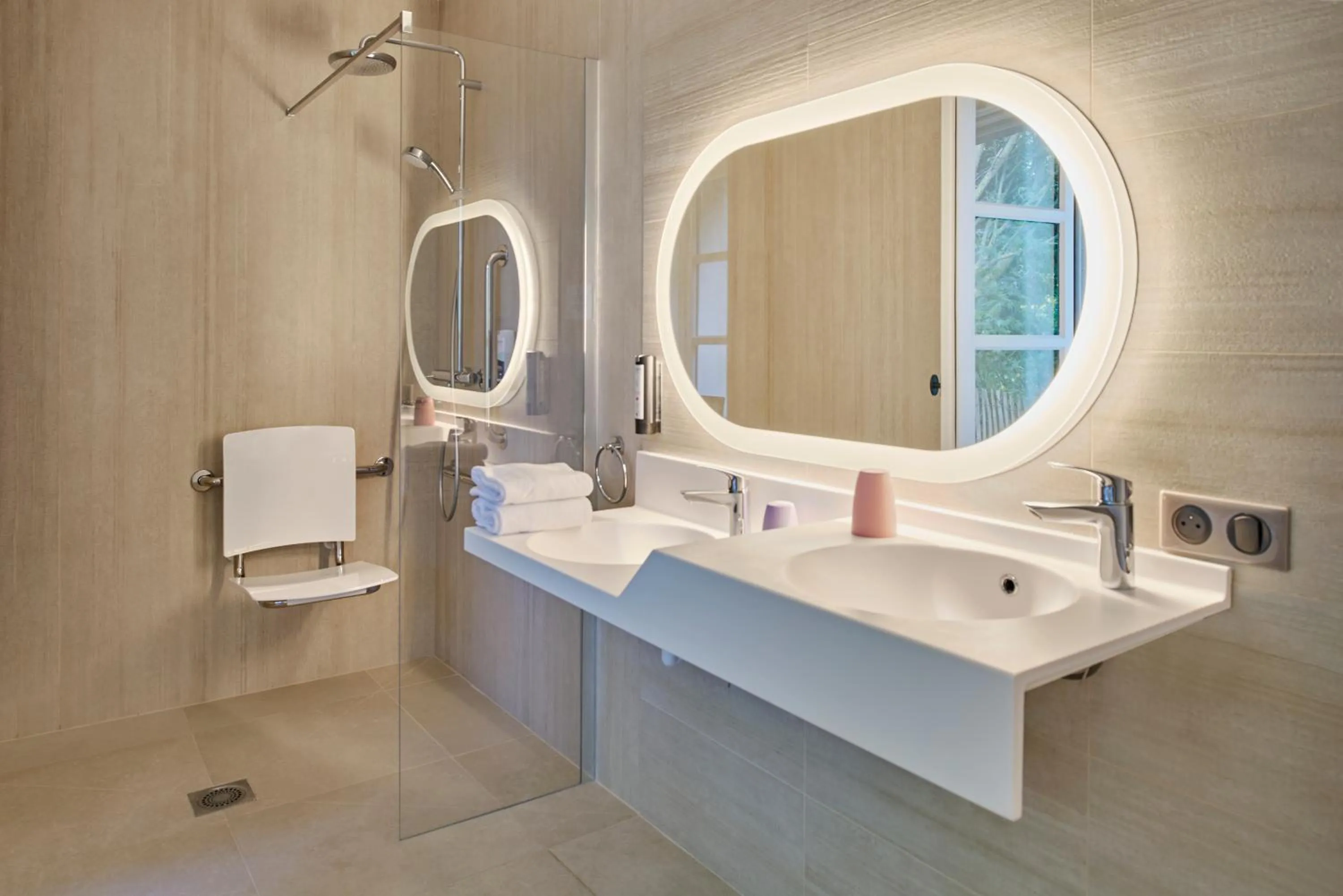 Bathroom in Les Maisons de Tatihou, The Originals Relais