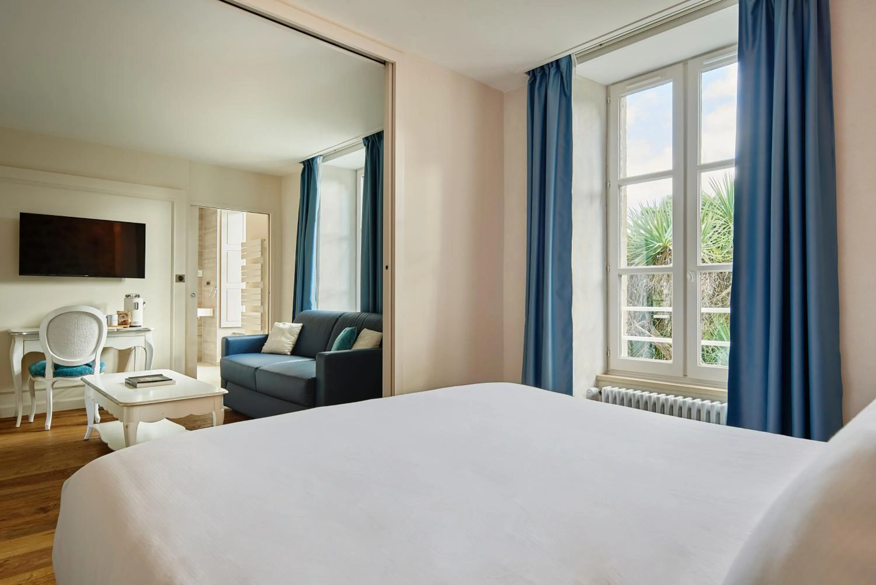 Photo of the whole room, Bed in Les Maisons de Tatihou, The Originals Relais