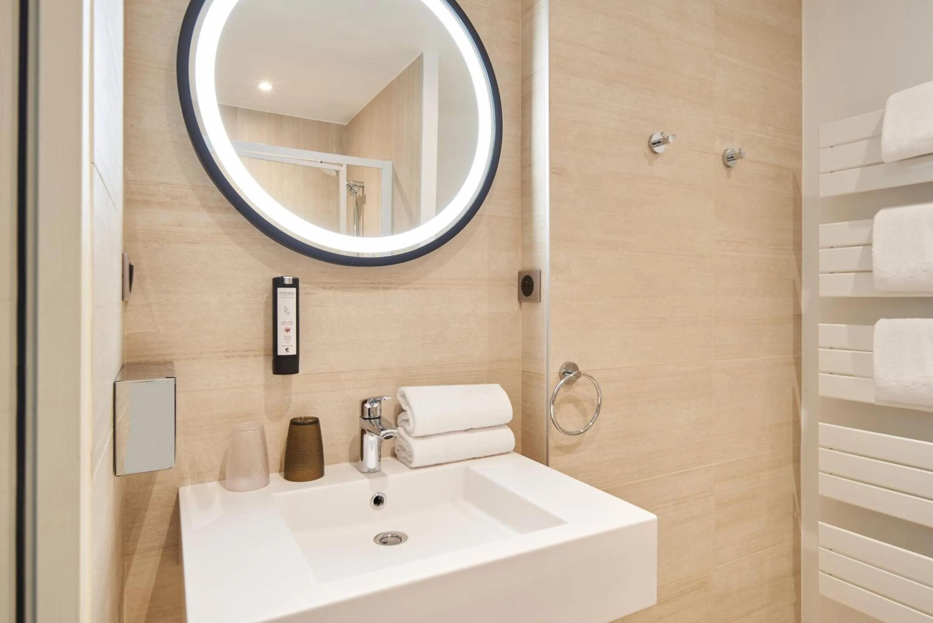 Shower in Les Maisons de Tatihou, The Originals Relais