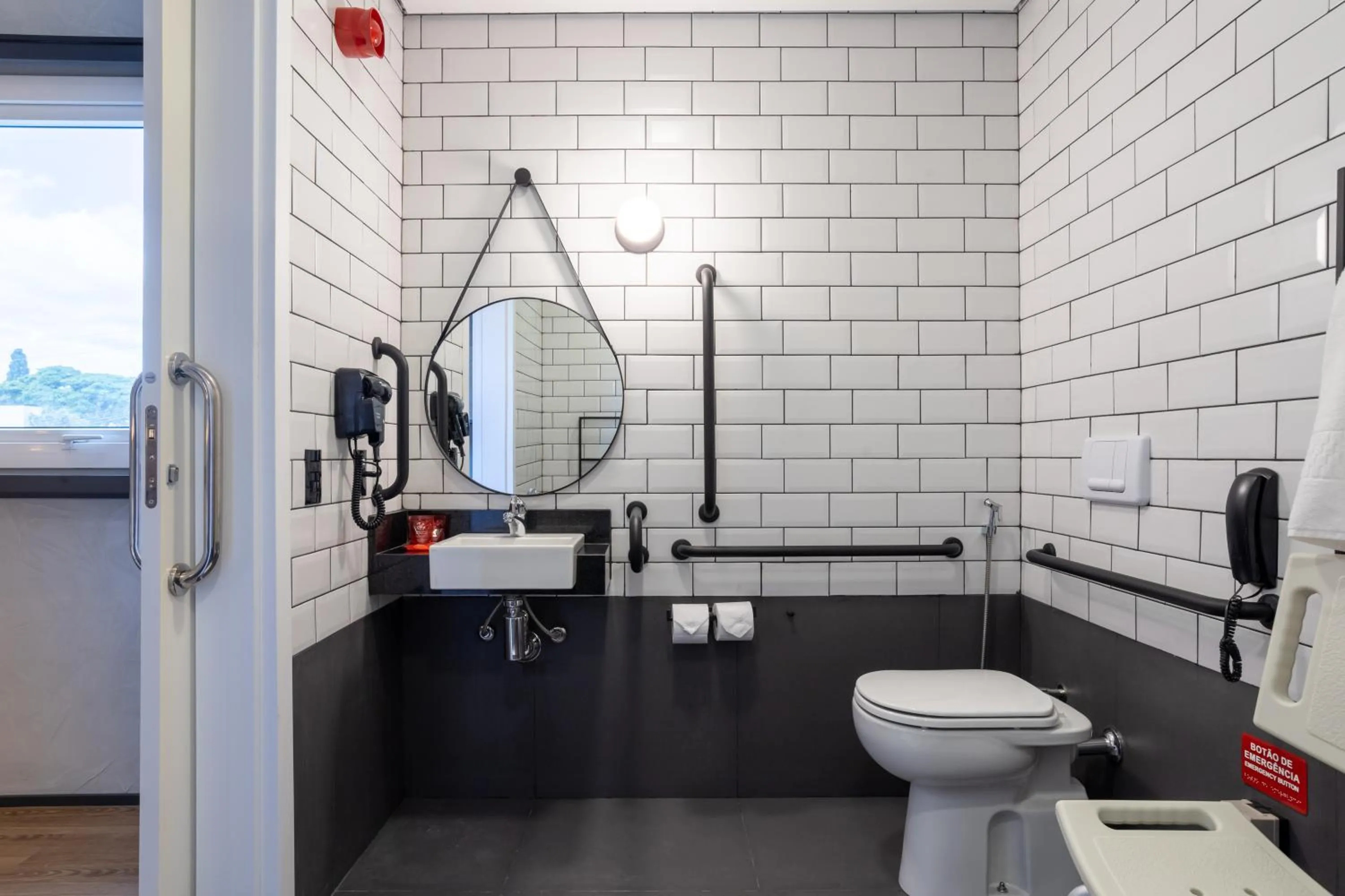 Bathroom in ibis Botucatu