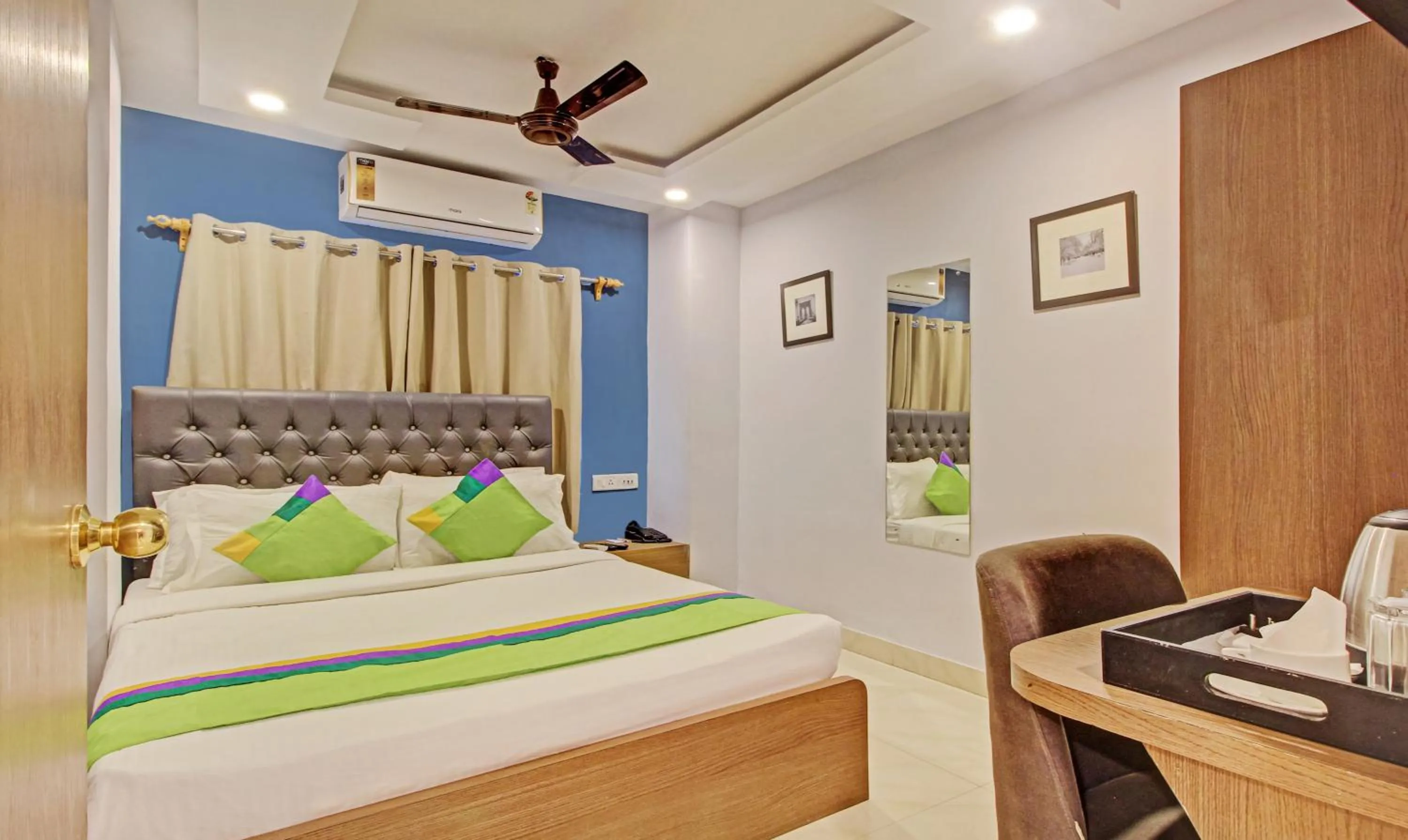 Bedroom, Bed in Hotel Royal Crowne near Kolkata Airport