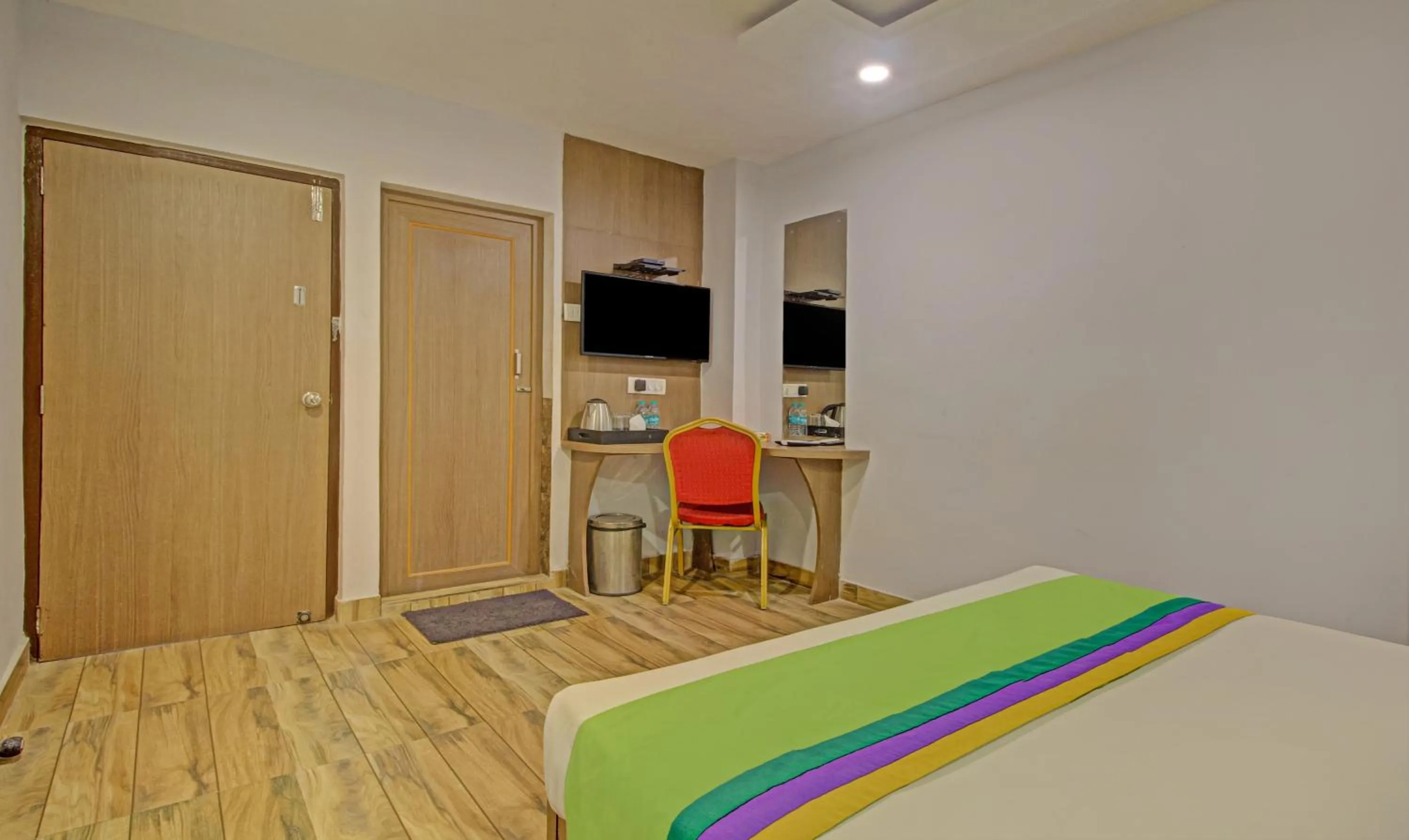 TV and multimedia, Bed in Hotel Royal Crowne near Kolkata Airport