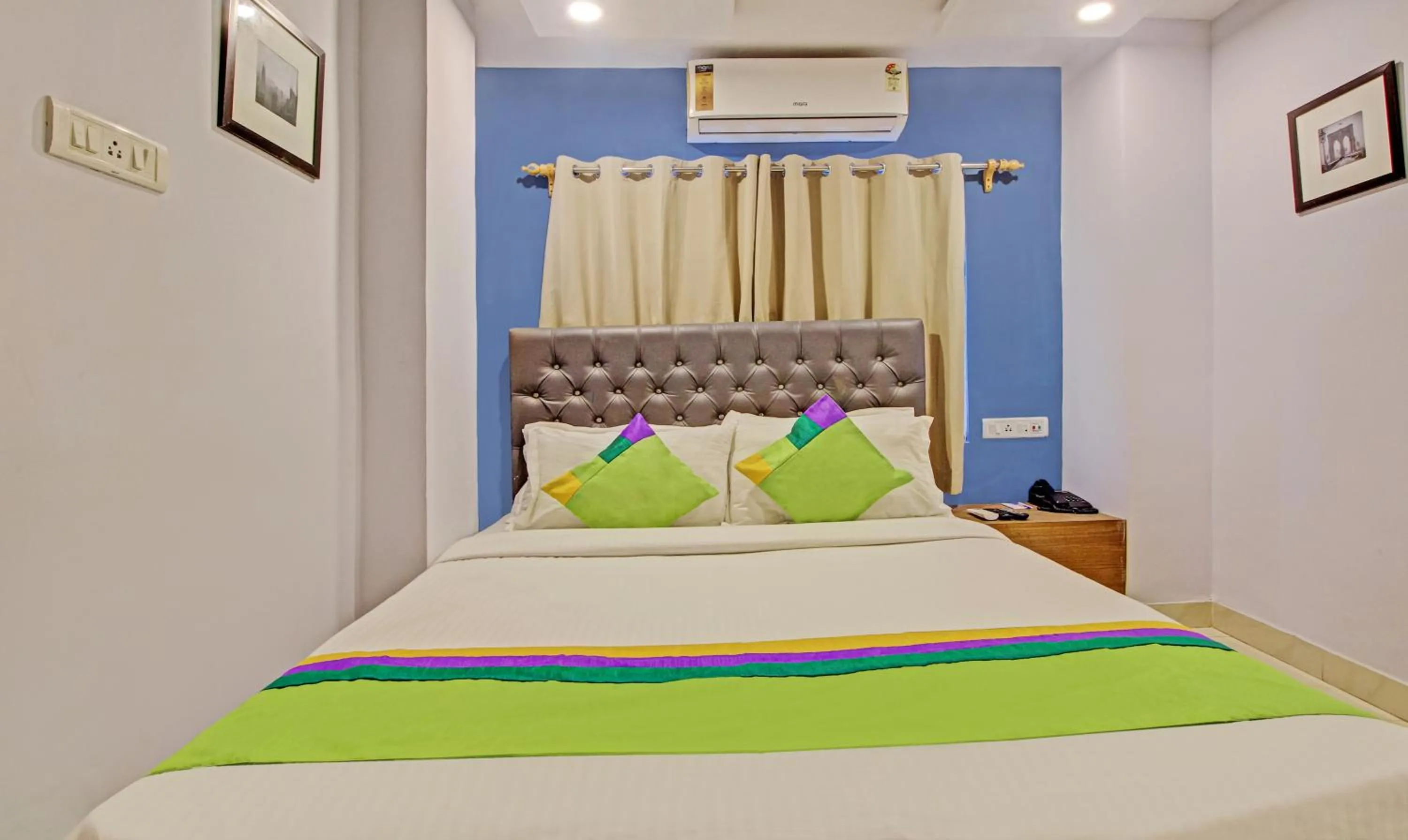 Bed in Hotel Royal Crowne near Kolkata Airport