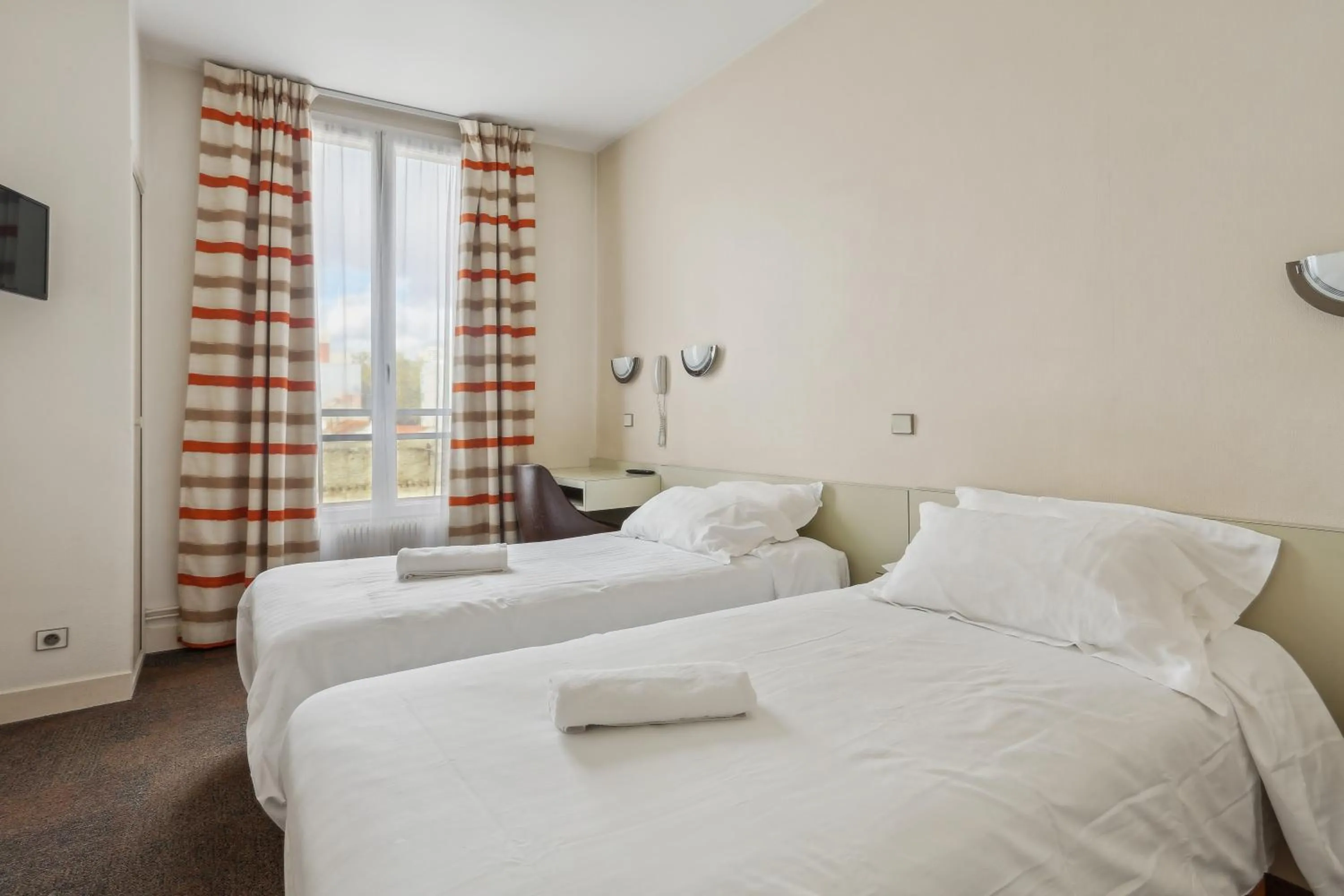 Bed in Hôtel Robespierre Ex Idéal hôtel Paris - Montreuil