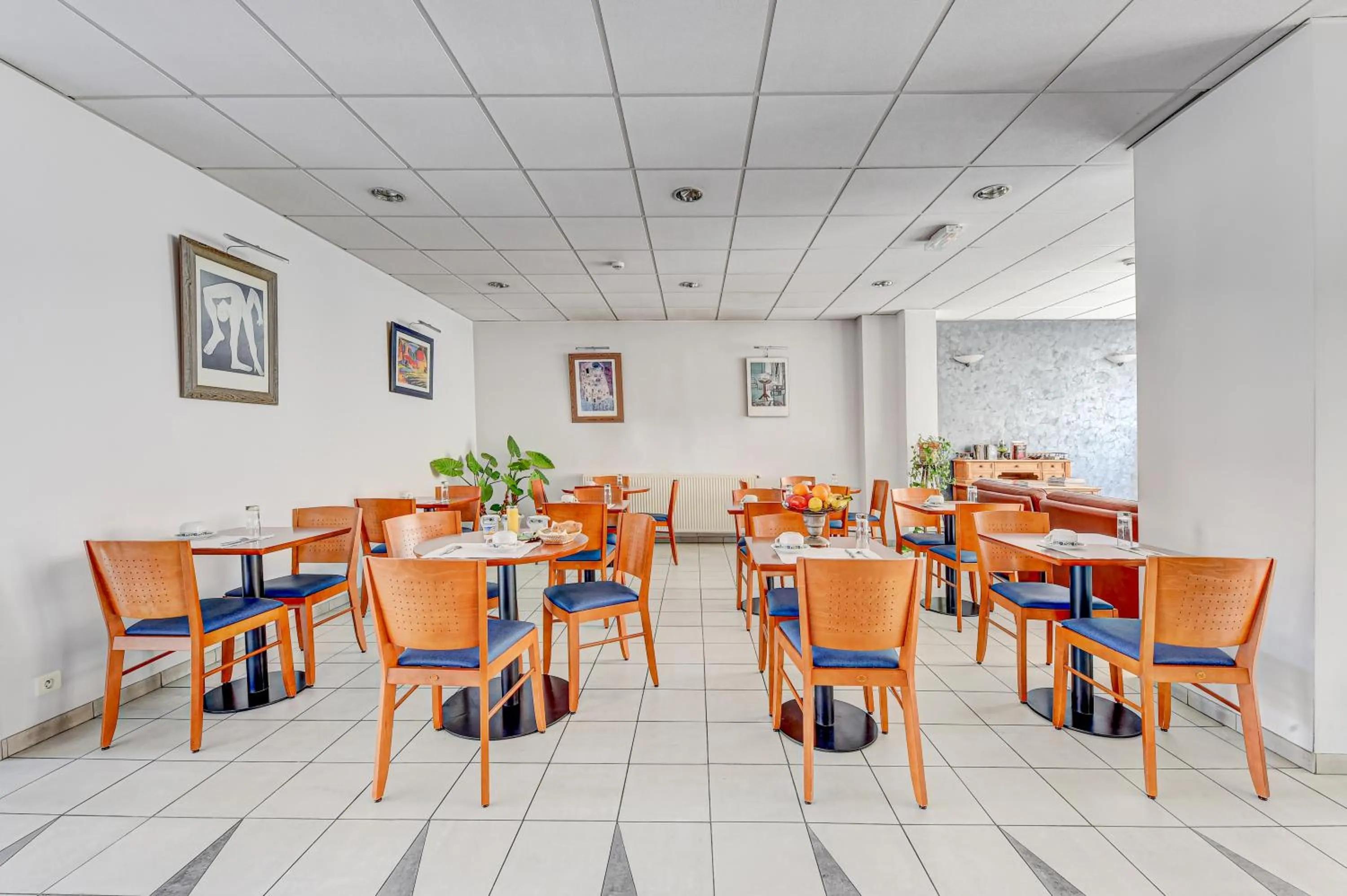 Lounge or bar in Hôtel Robespierre Ex Idéal hôtel Paris - Montreuil