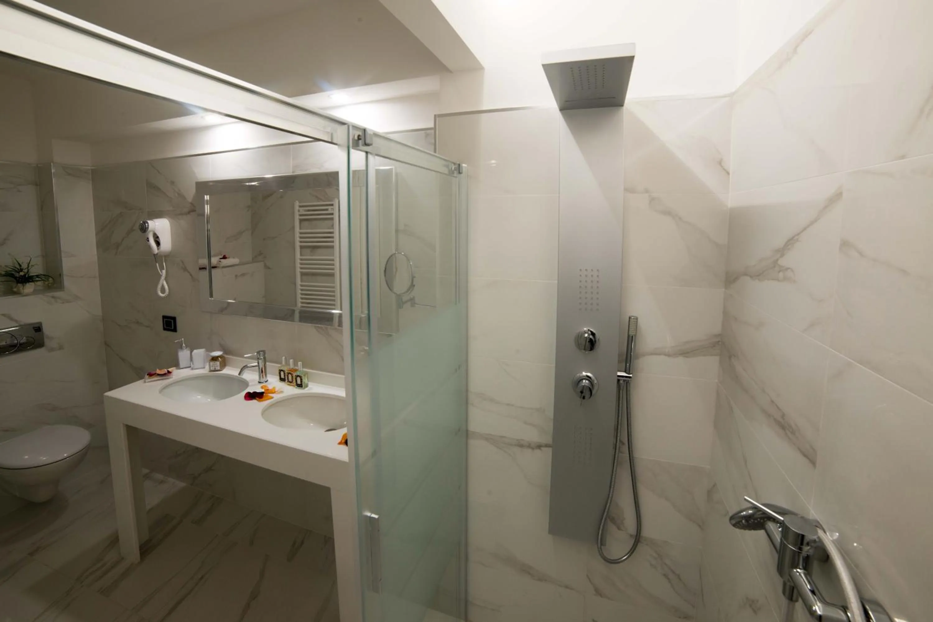 Shower in Hotel Luna Lido