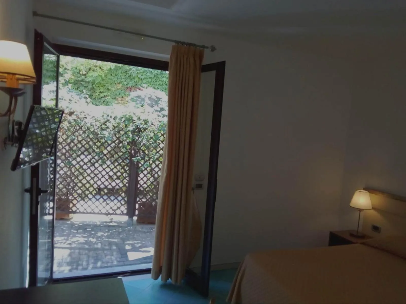 Facade/entrance, Bed in Hotel La Torre