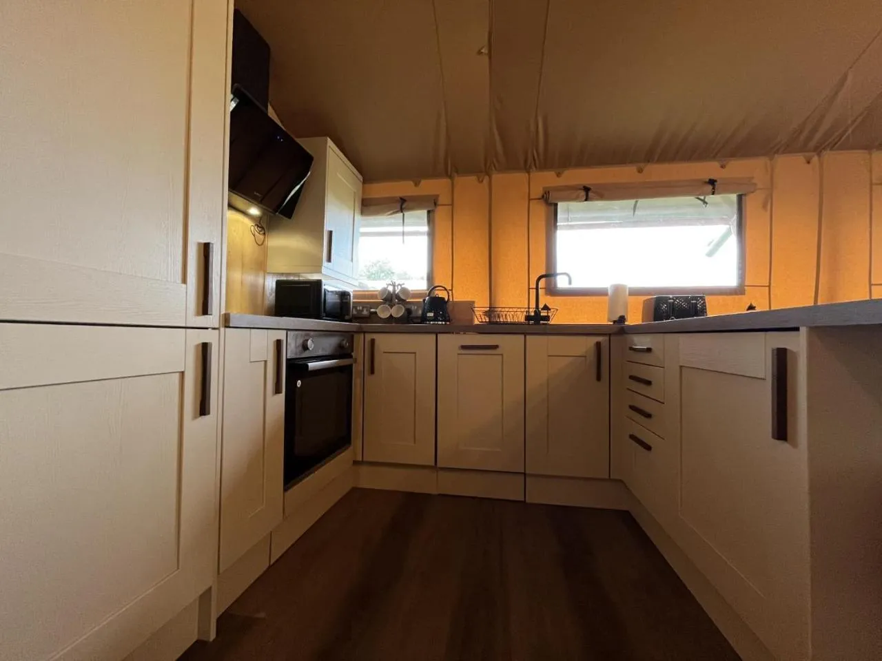 Kitchen or kitchenette in Robin Hood Safari Tent