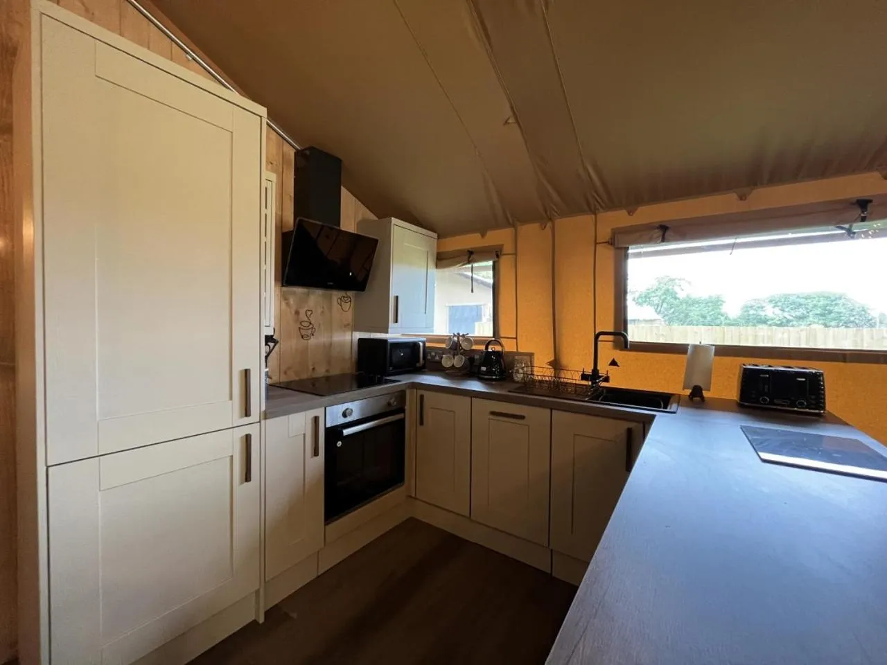 Kitchen or kitchenette in Robin Hood Safari Tent