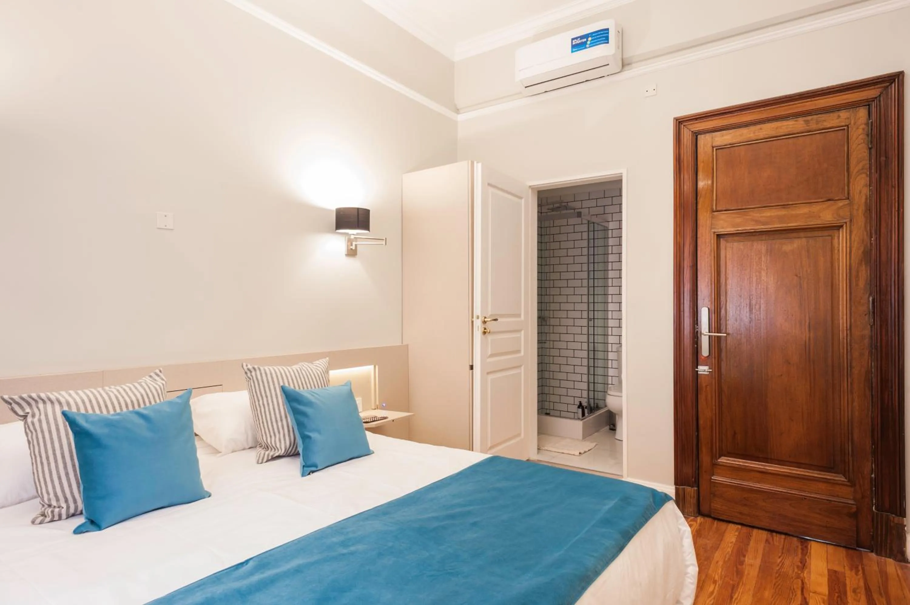 Photo of the whole room, Bed in Sarmiento Flats