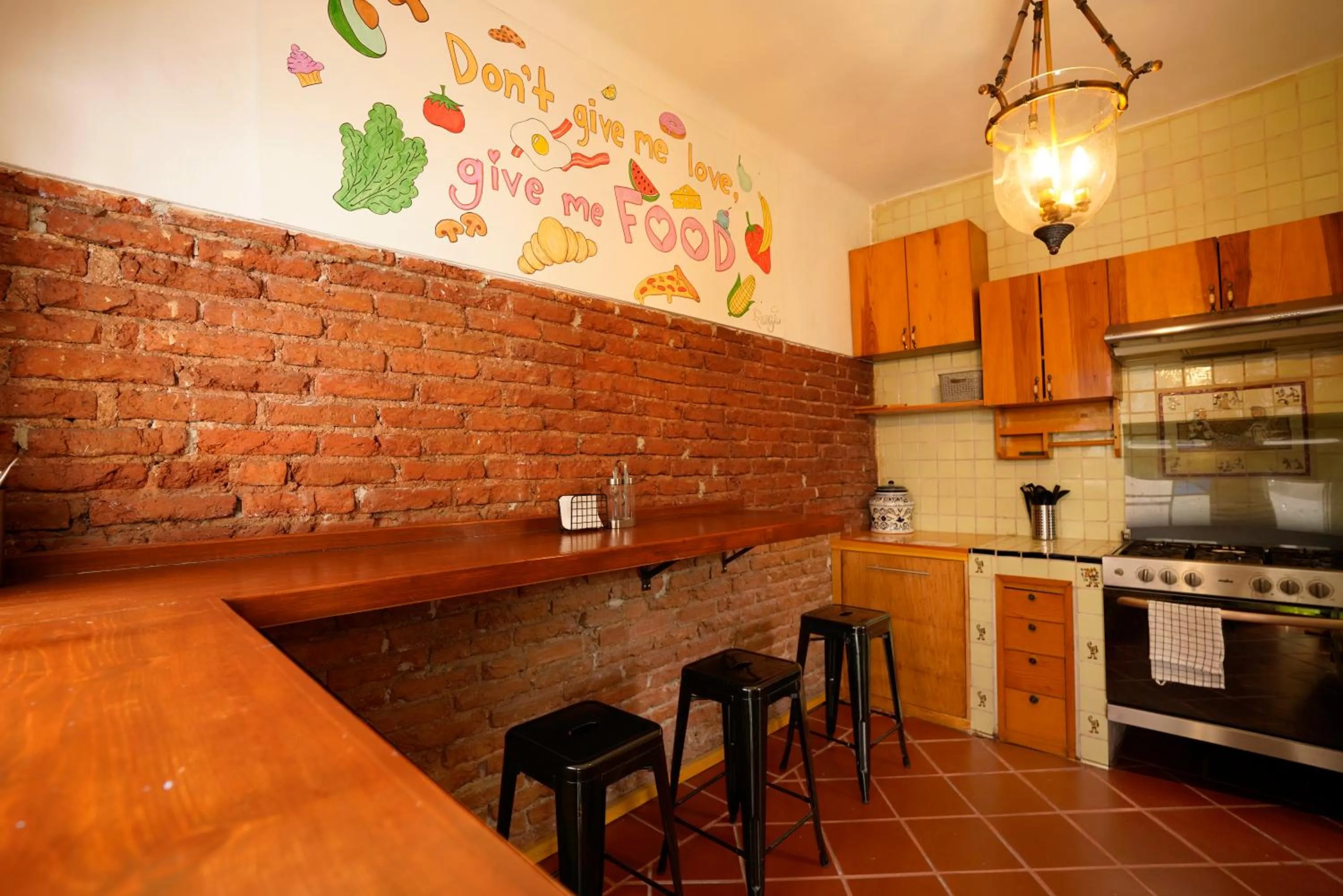 Kitchen or kitchenette in Hostal Fungi Casa Rosa