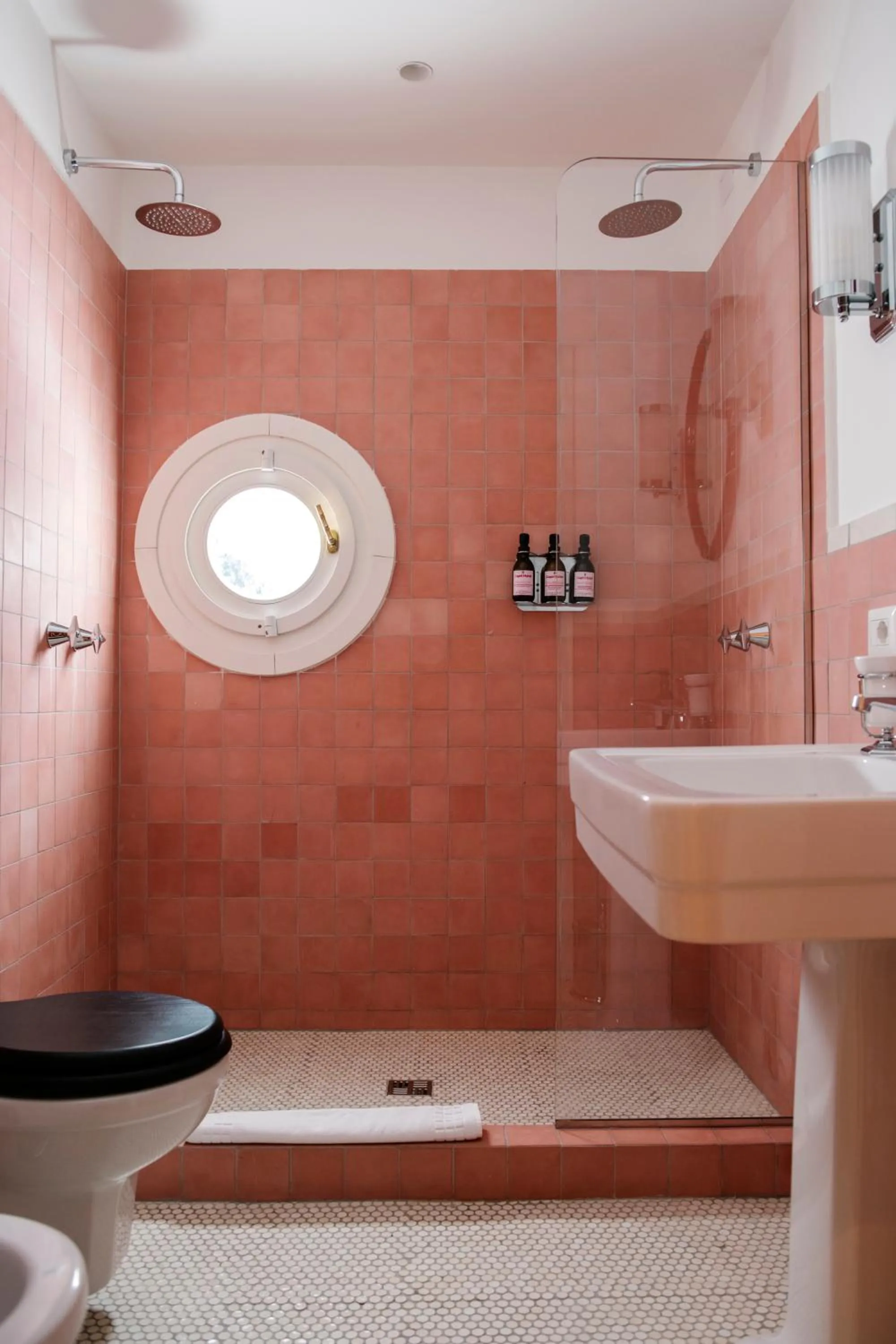 Shower in Il Capri Hotel