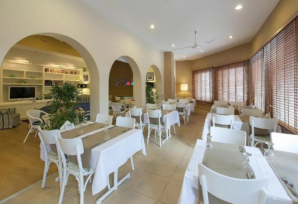 Restaurant/places to eat in Fortuna Beach Hotel