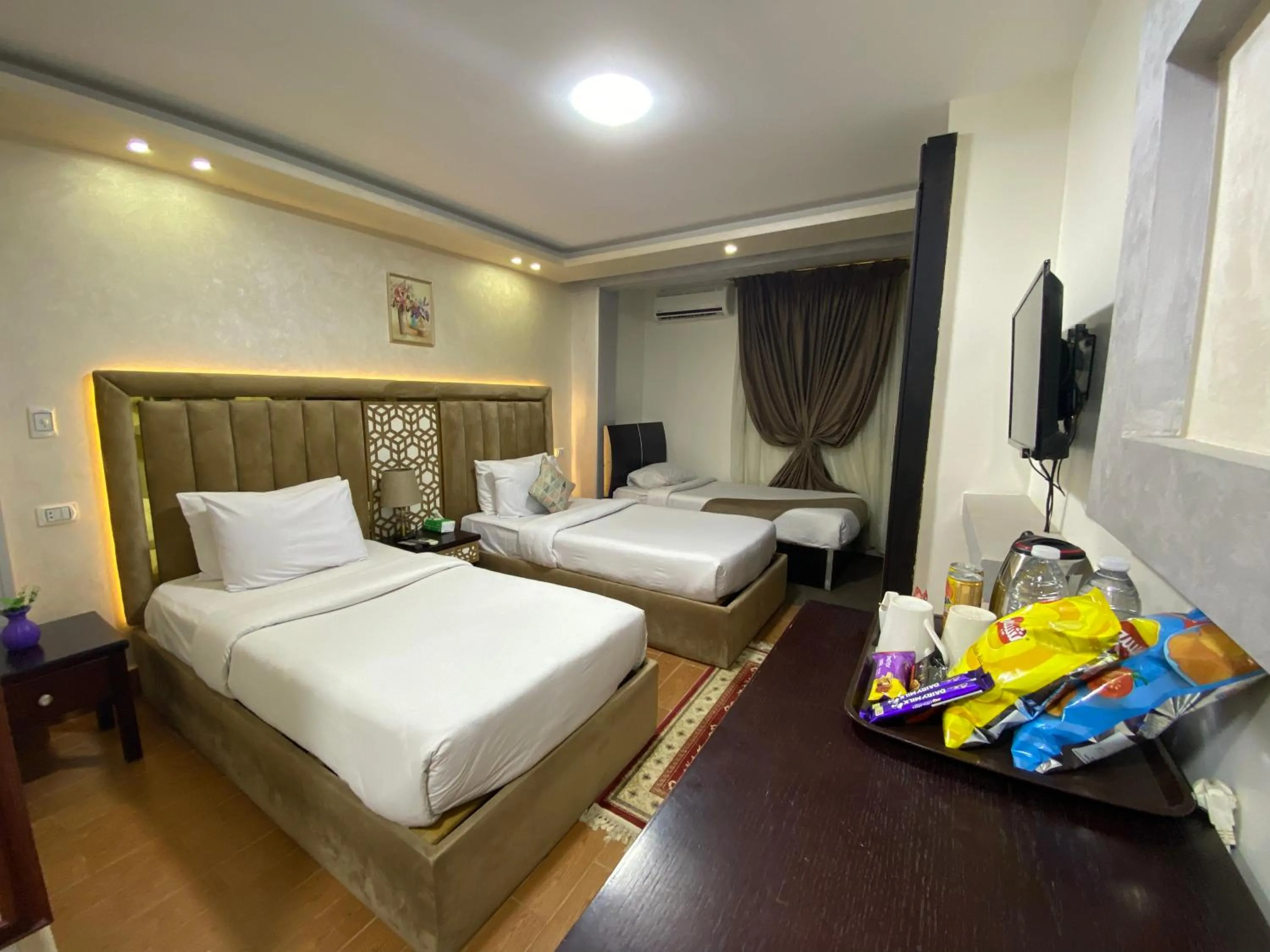 Communal lounge/ TV room, Bed in Golden Pyramids Inn