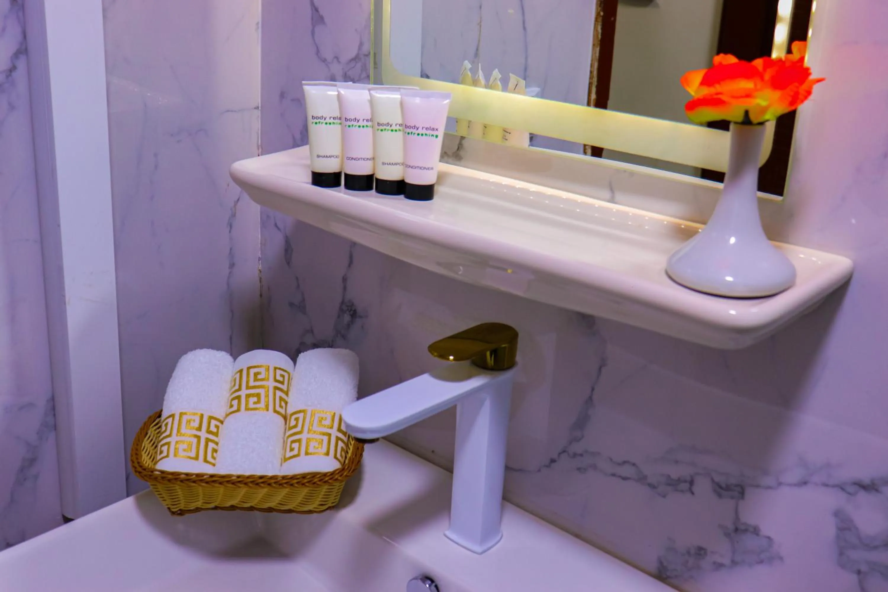 Bathroom in Golden Pyramids Inn